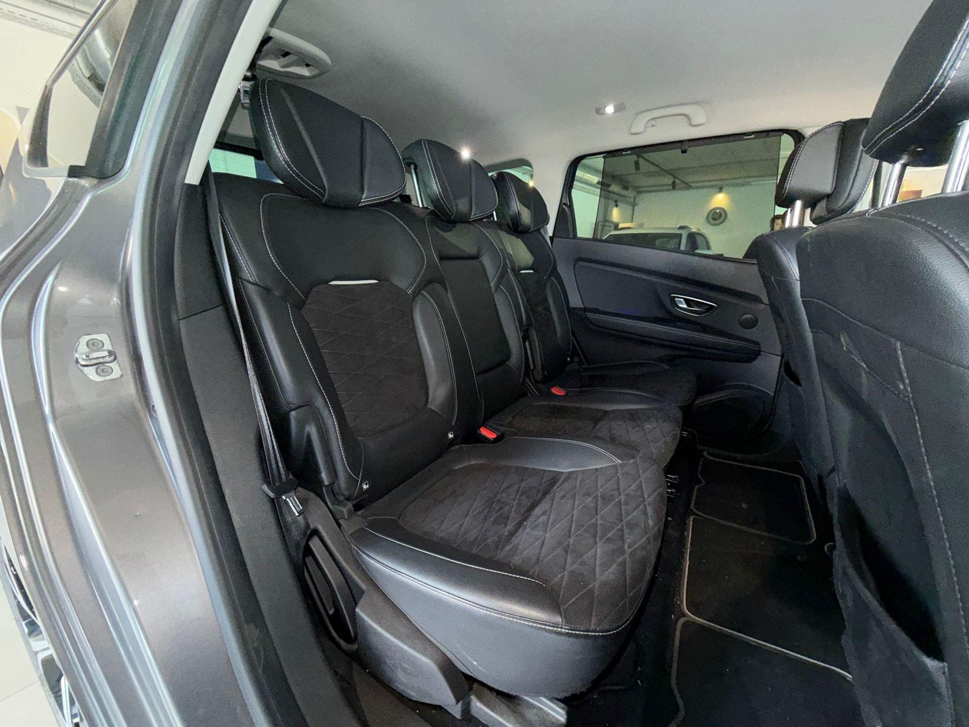 RENAULT Grand Scénic 1.3 TCe 160 Black Edition EDC 7 places-image-9