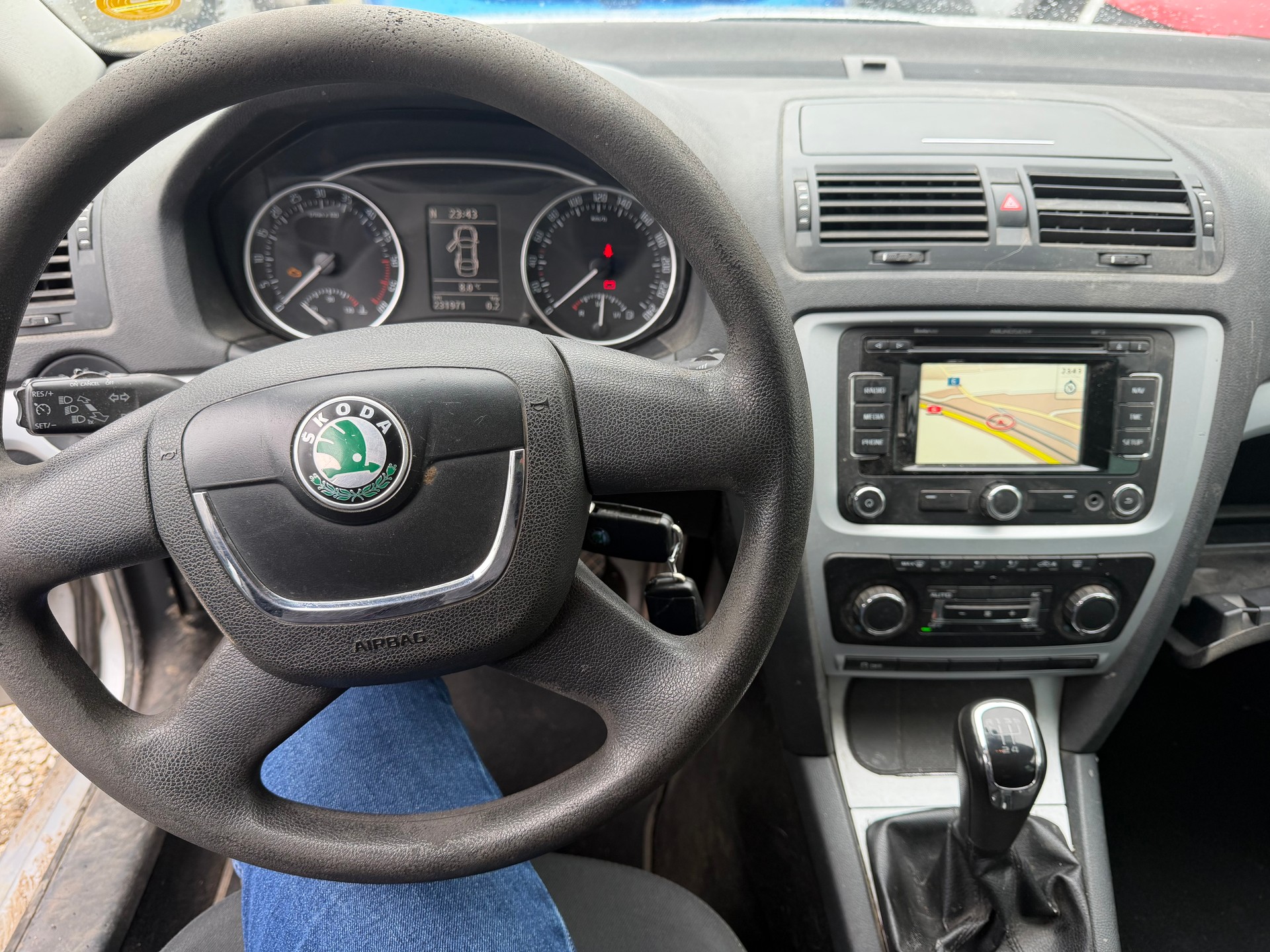 SKODA Octavia Combi 1.6 TDI Ambiente-image-4