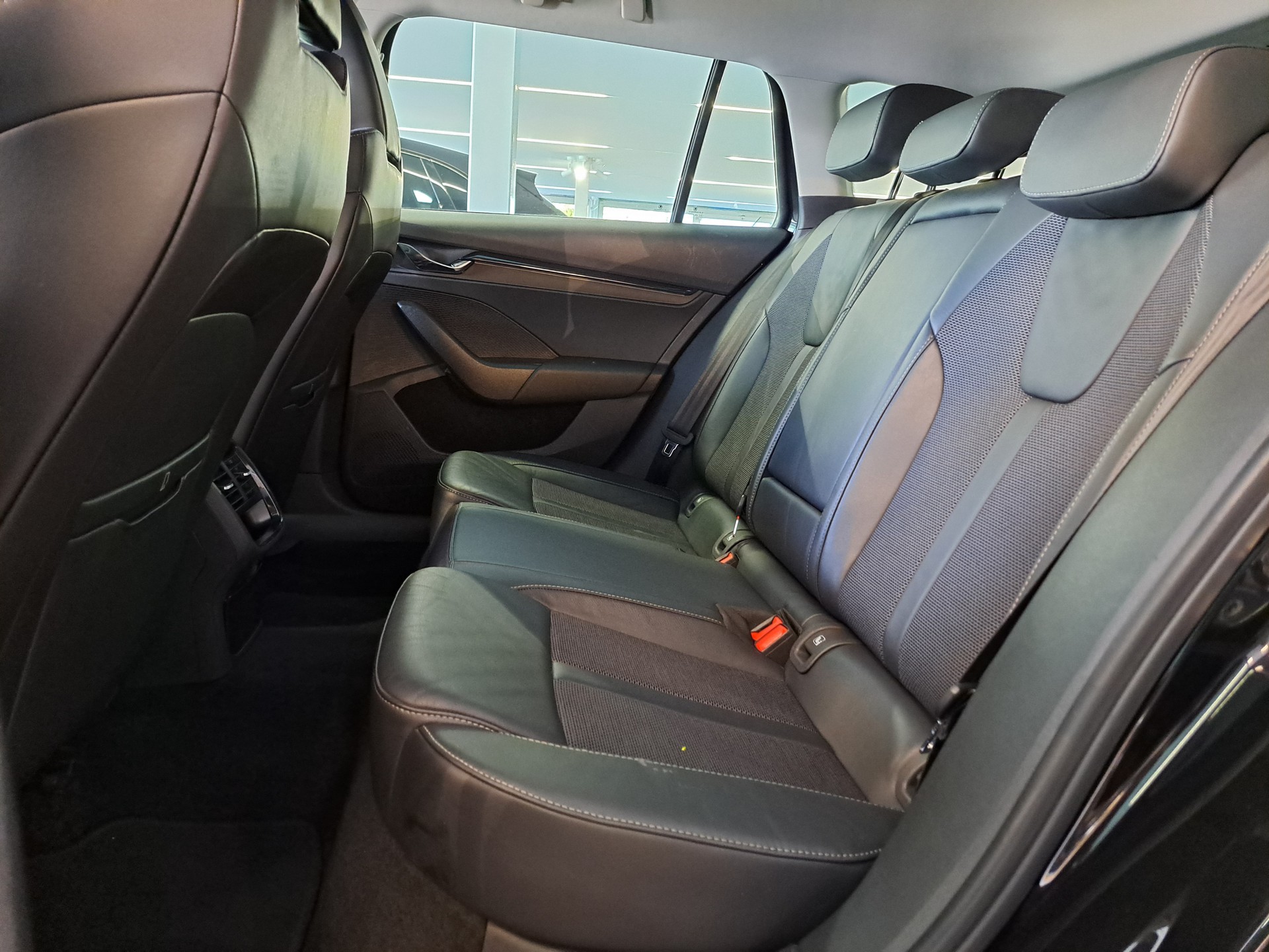 SKODA Octavia Combi 2.0 TDI DSG Ambition 4x4-image-6