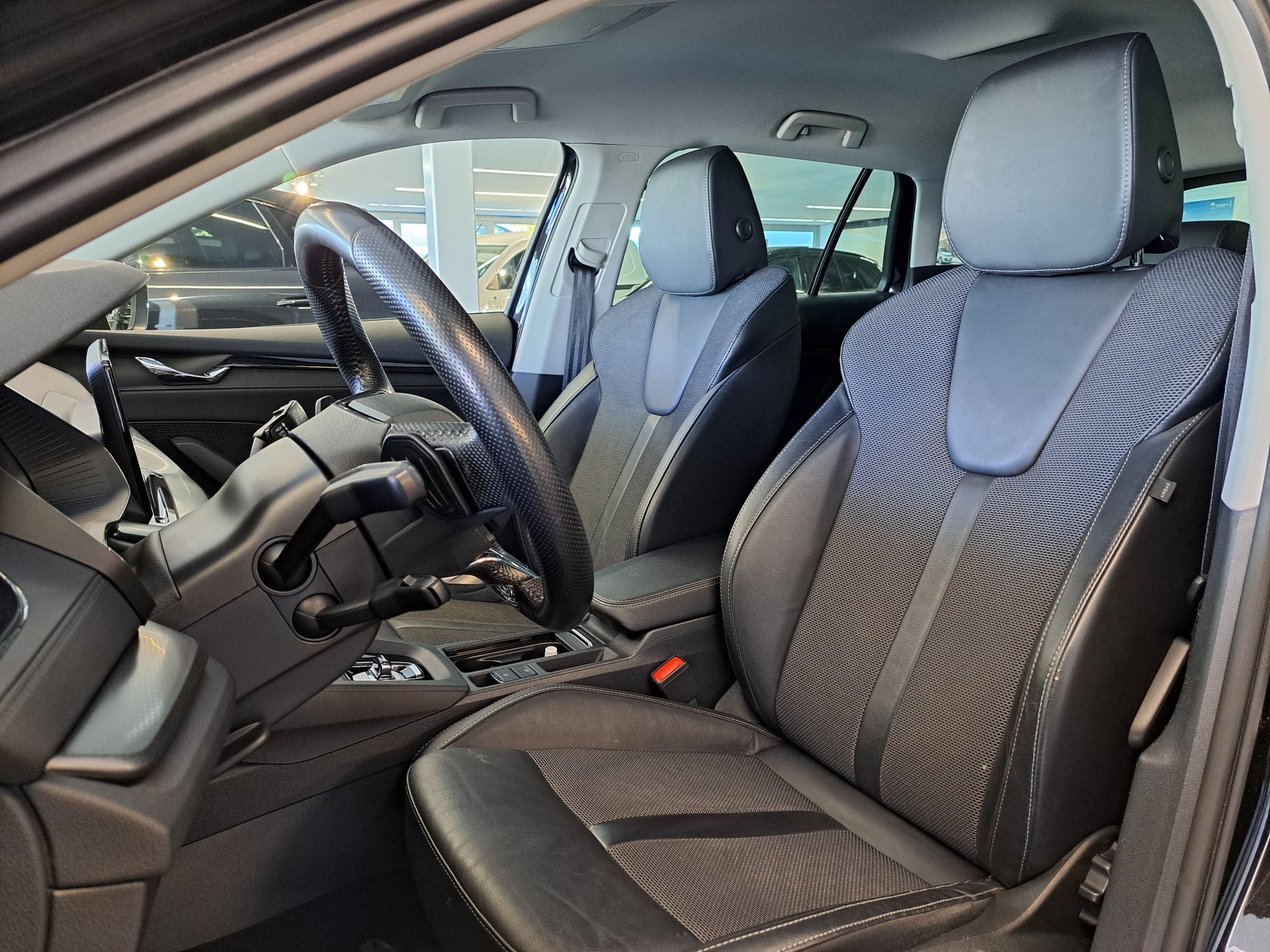 SKODA Octavia Combi 2.0 TDI DSG Ambition 4x4-image-5