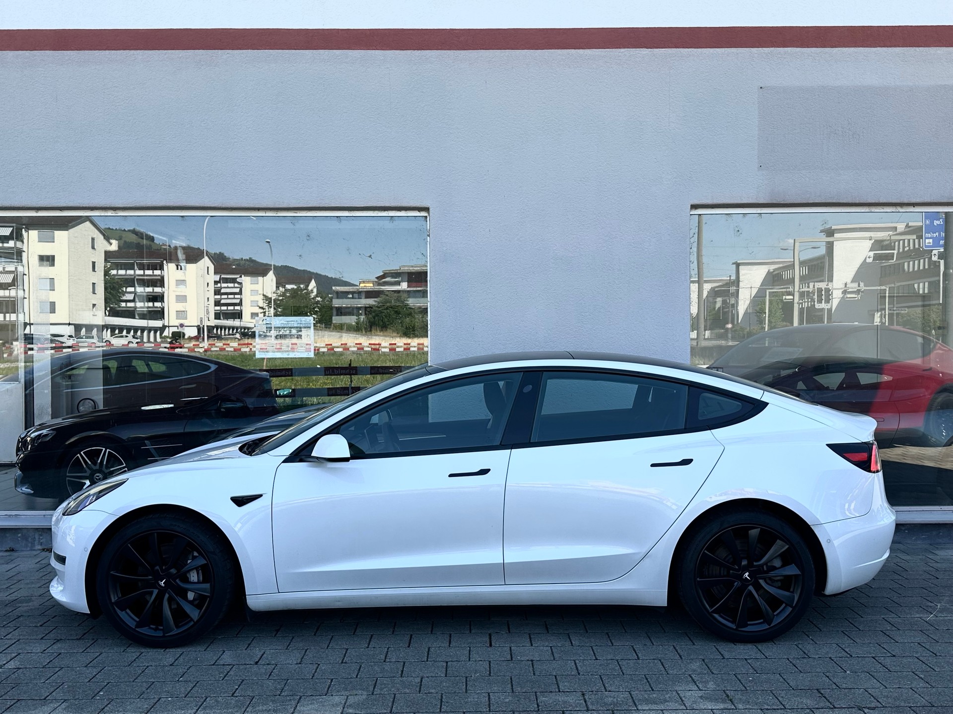 TESLA Model 3 Long Range Dual Motor AWD-showroom-element-2