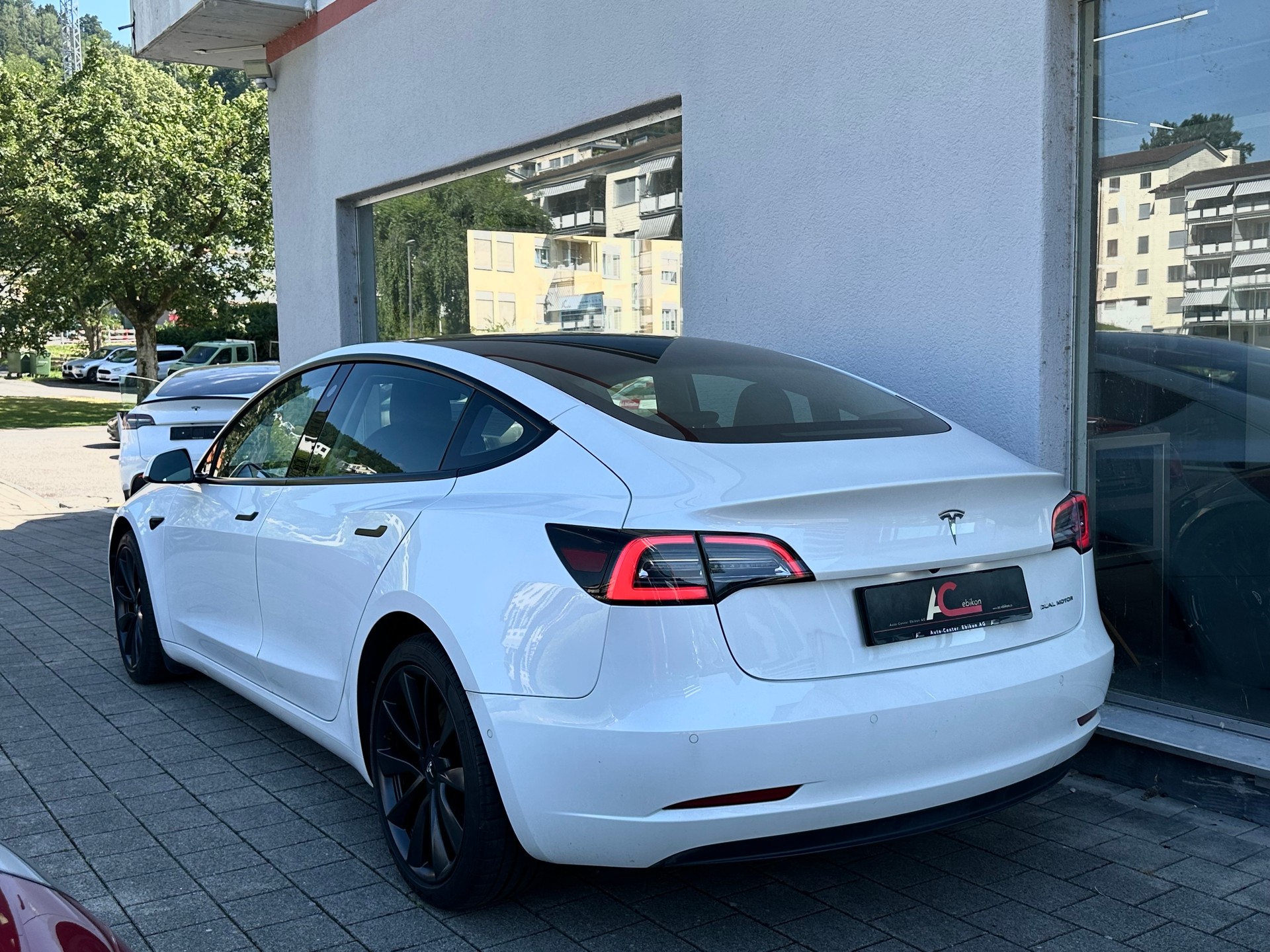 TESLA Model 3 Long Range Dual Motor AWD-showroom-element-1