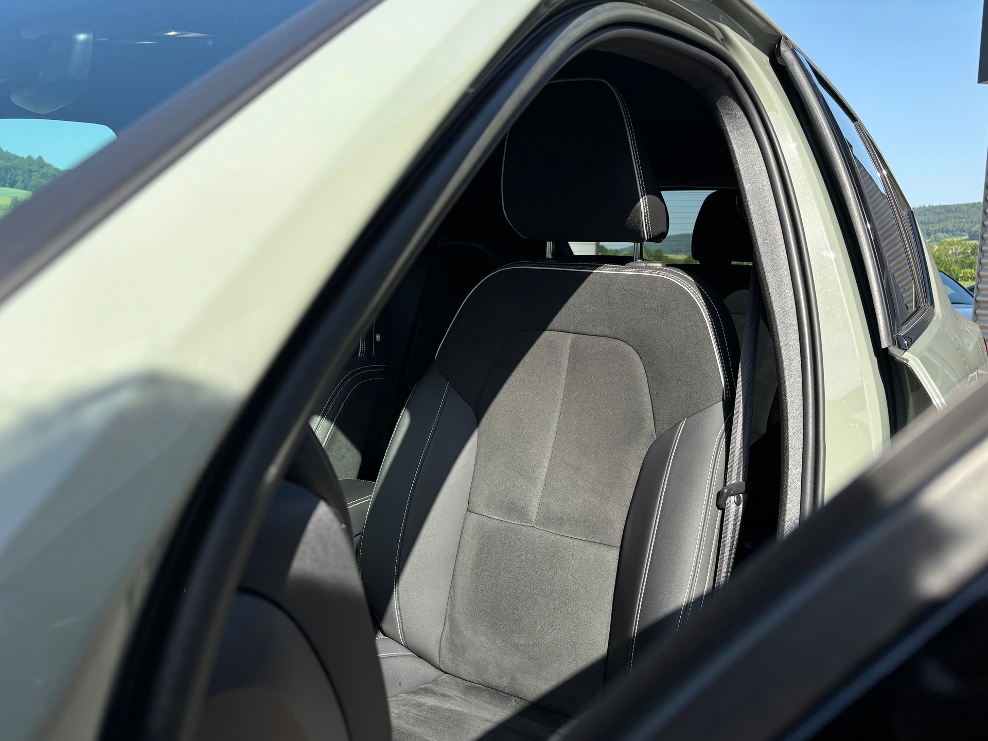 VOLVO XC40 2.0 B4 MH Ultimate Dark AWD-showroom-element-3