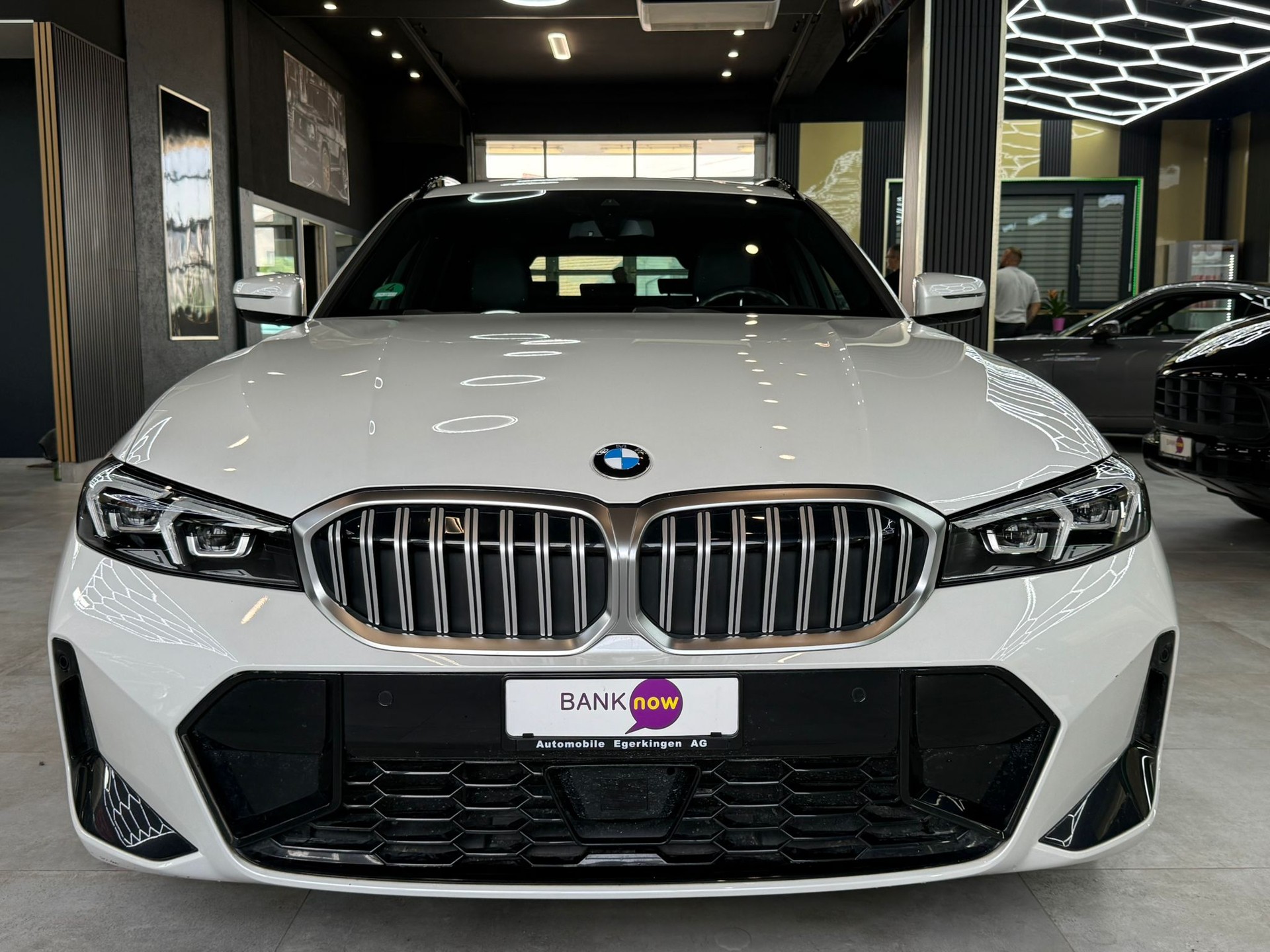 BMW 320d xDrive 48V Touring Steptronic M Sport-showroom-element-1