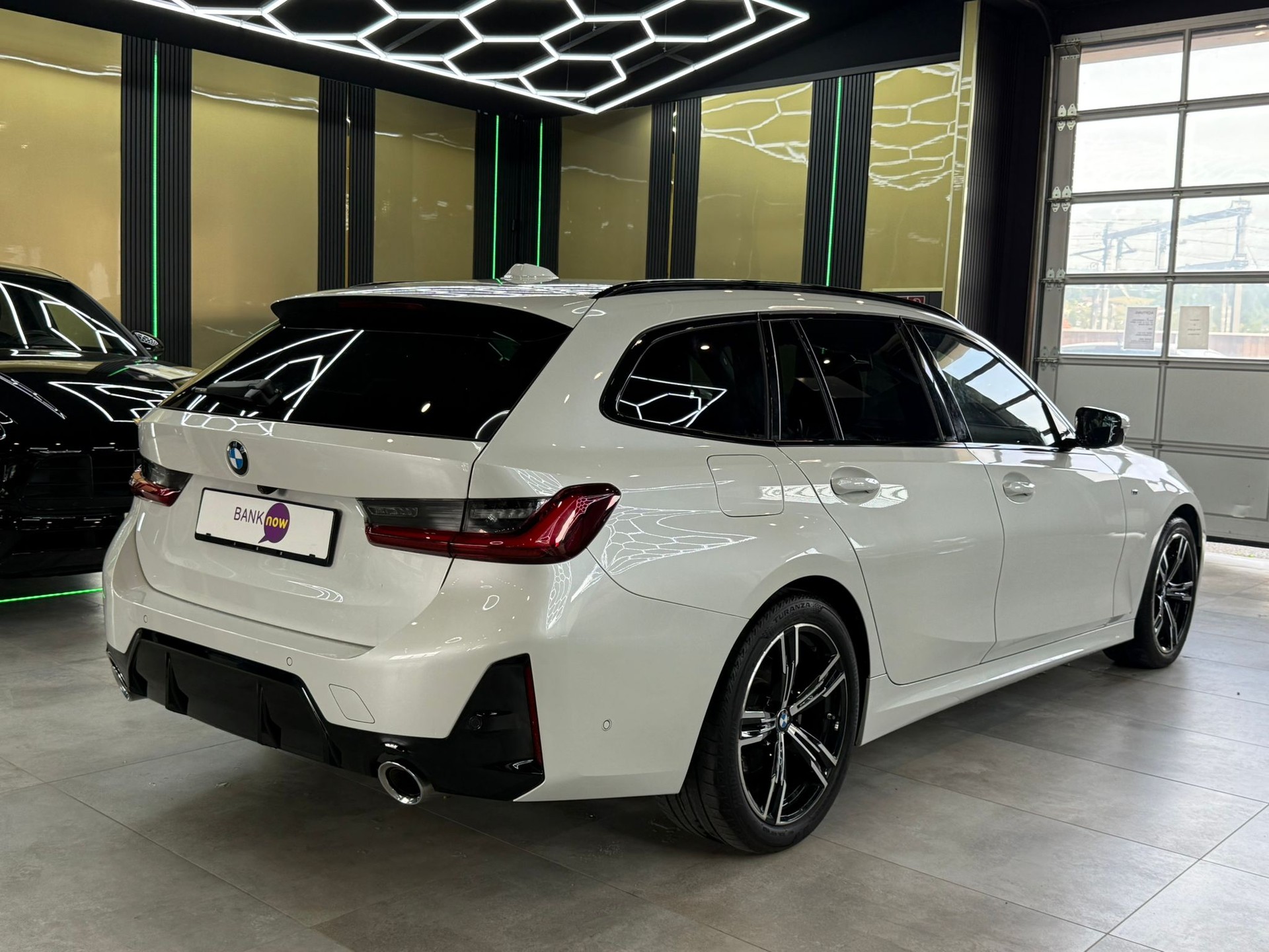BMW 320d xDrive 48V Touring Steptronic M Sport-image-4