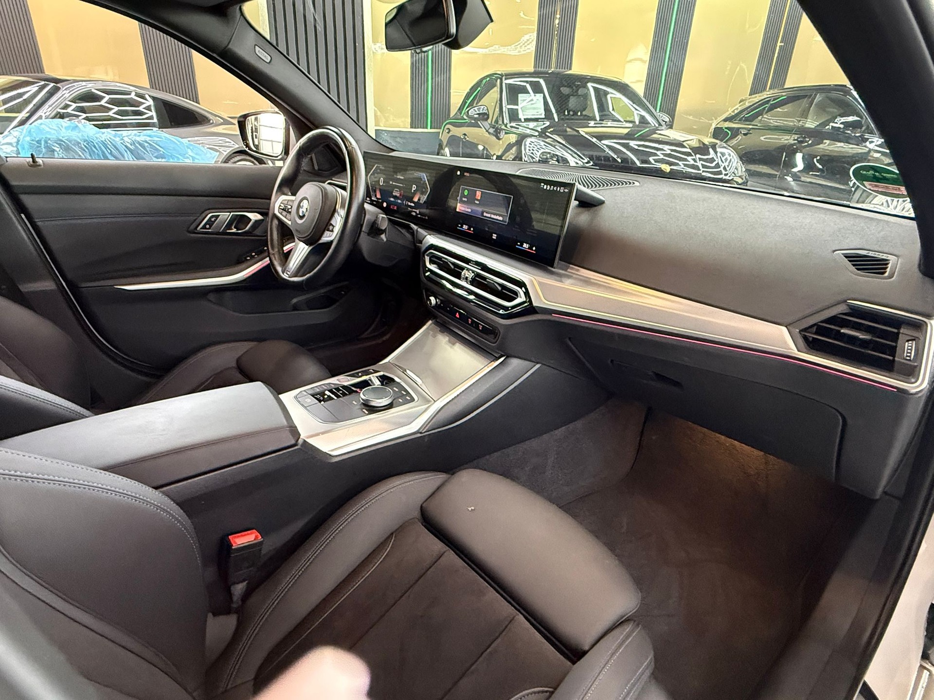 BMW 320d xDrive 48V Touring Steptronic M Sport-image-10