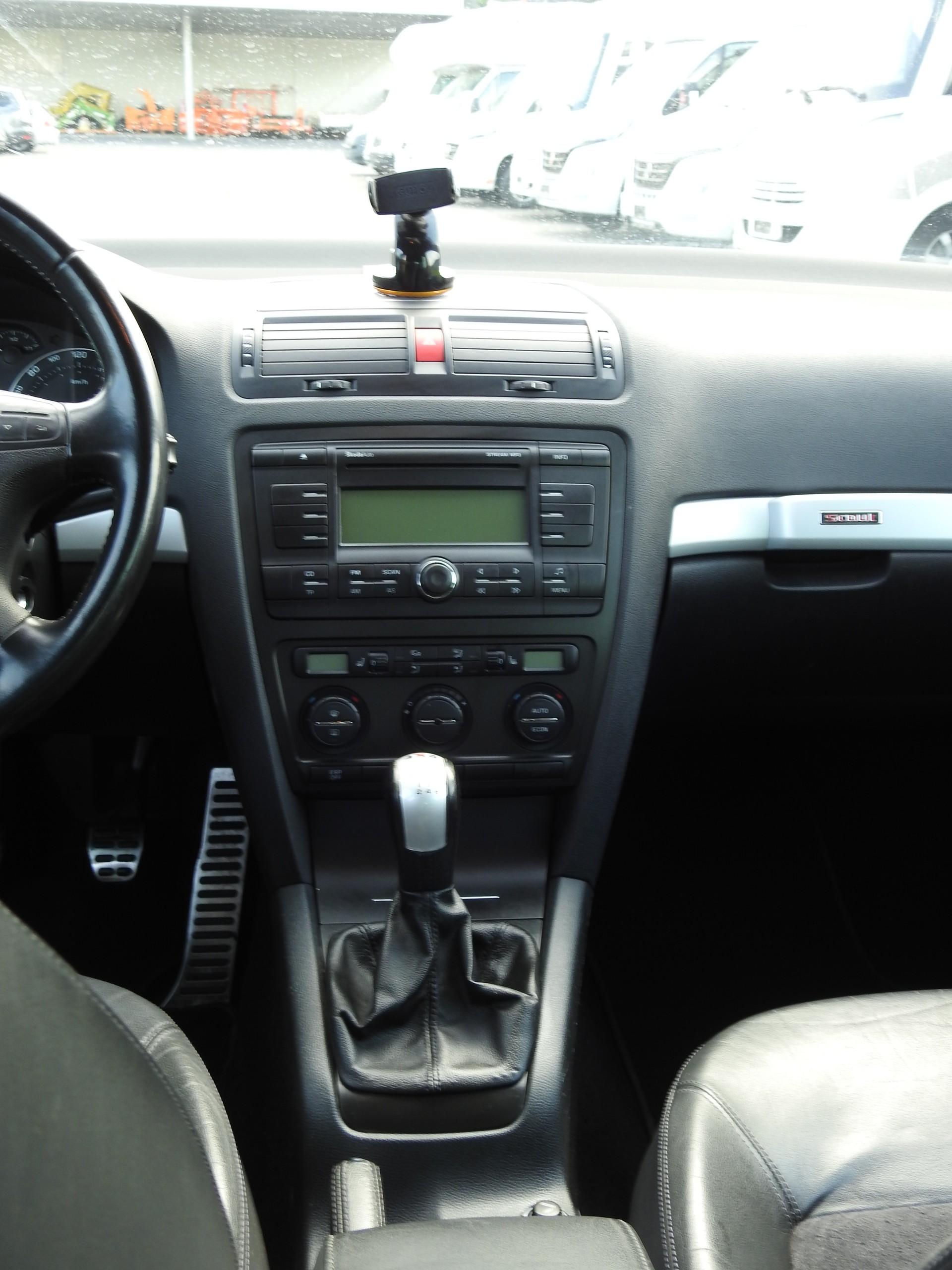 SKODA Octavia Scout 2.0 TDI 4x4-image-16