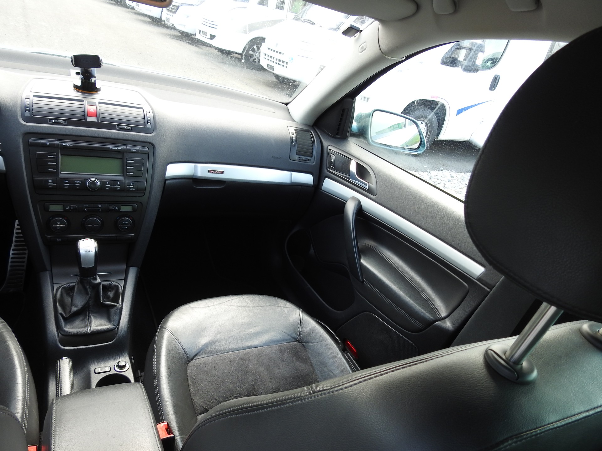 SKODA Octavia Scout 2.0 TDI 4x4-image-17