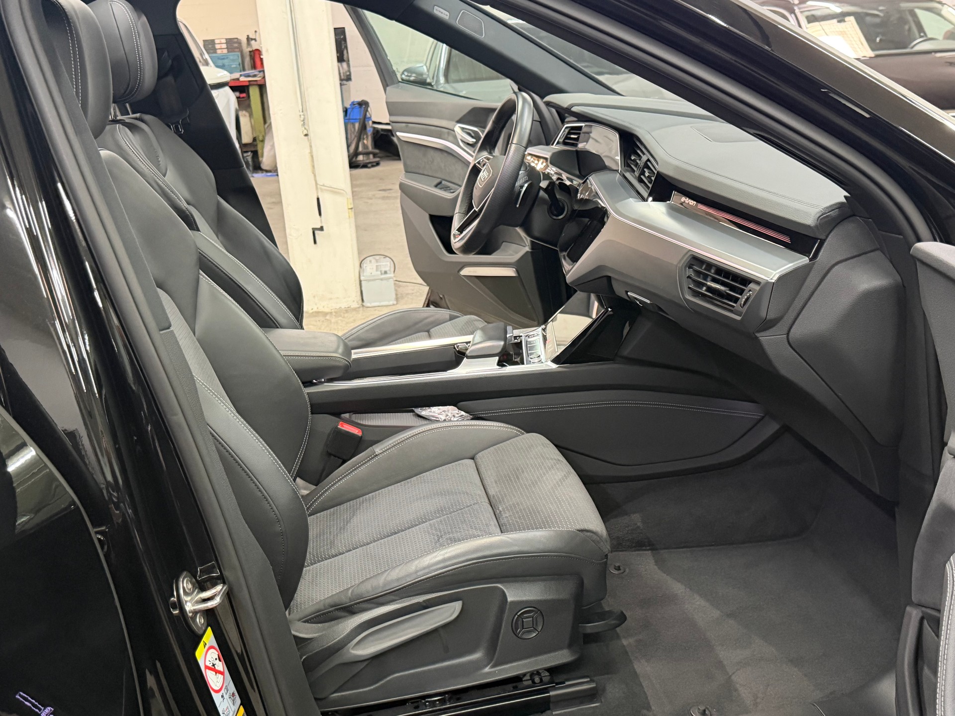 AUDI e-tron 55 Sportback S Line Black Edition quattro-image-14