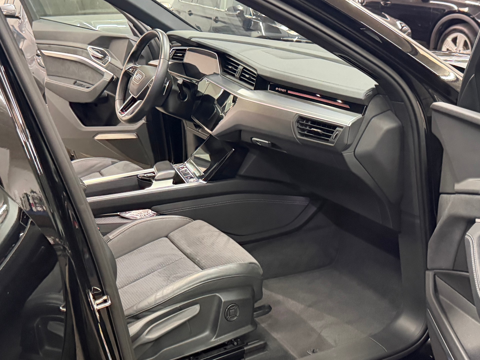 AUDI e-tron 55 Sportback S Line Black Edition quattro-image-12