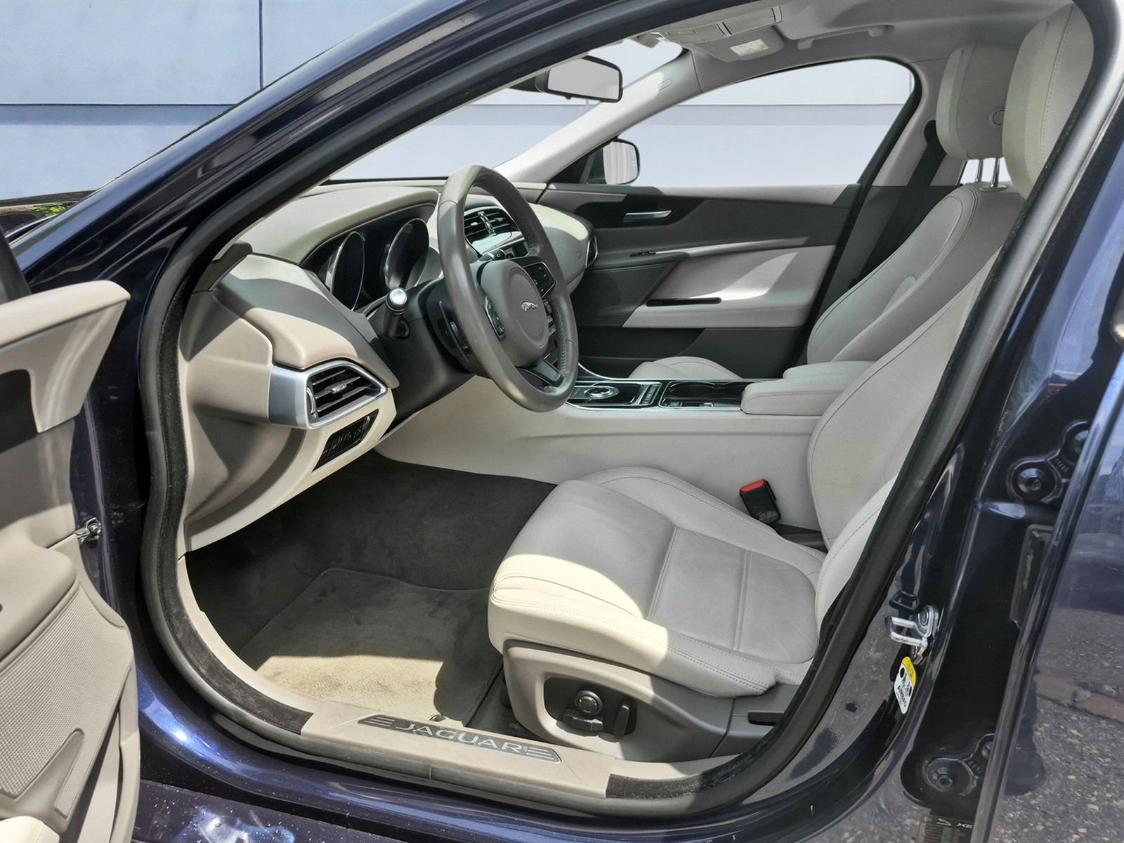 JAGUAR XE 2.0 D 180 Prestige AWD-image-9