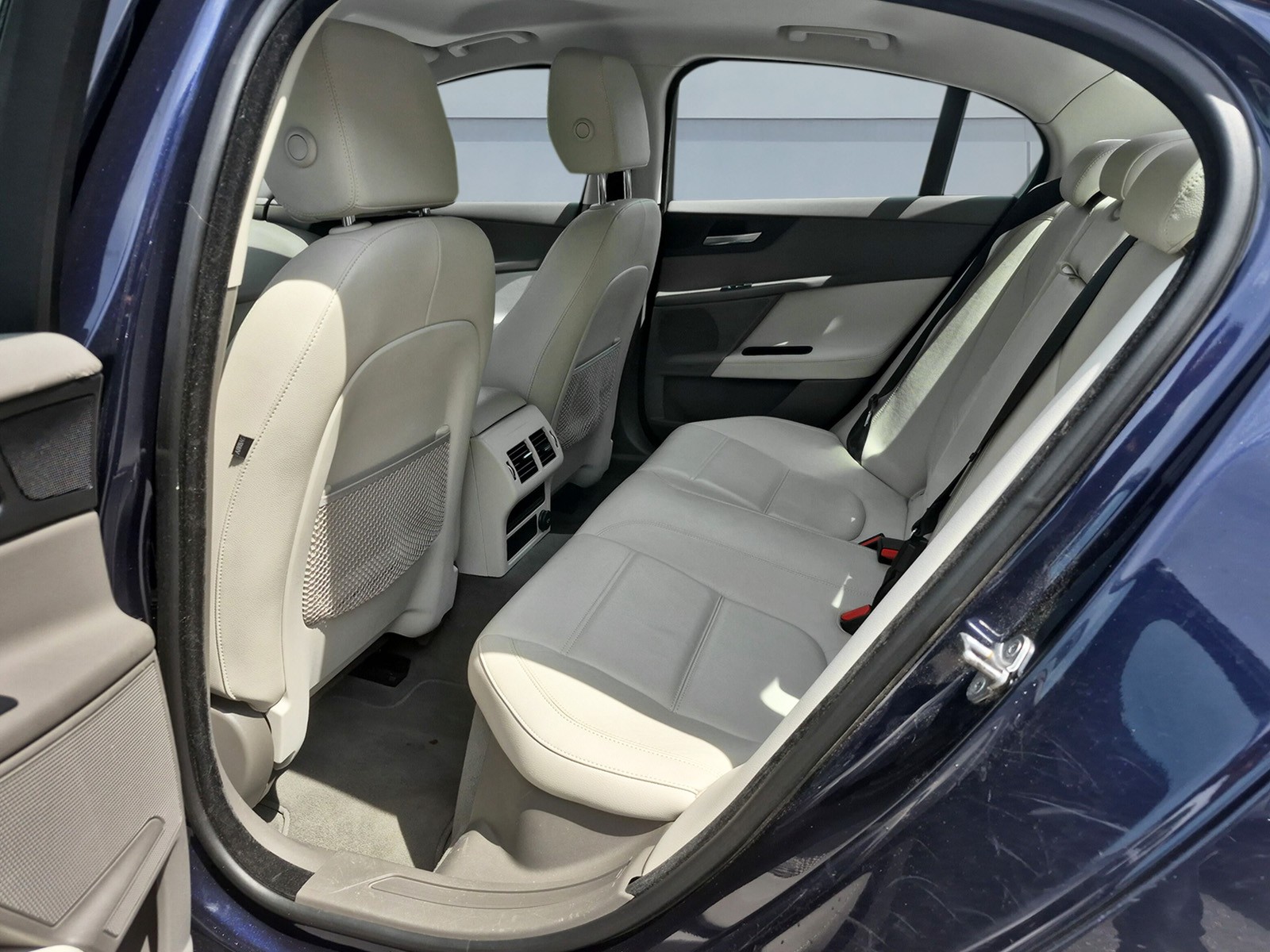 JAGUAR XE 2.0 D 180 Prestige AWD-image-14