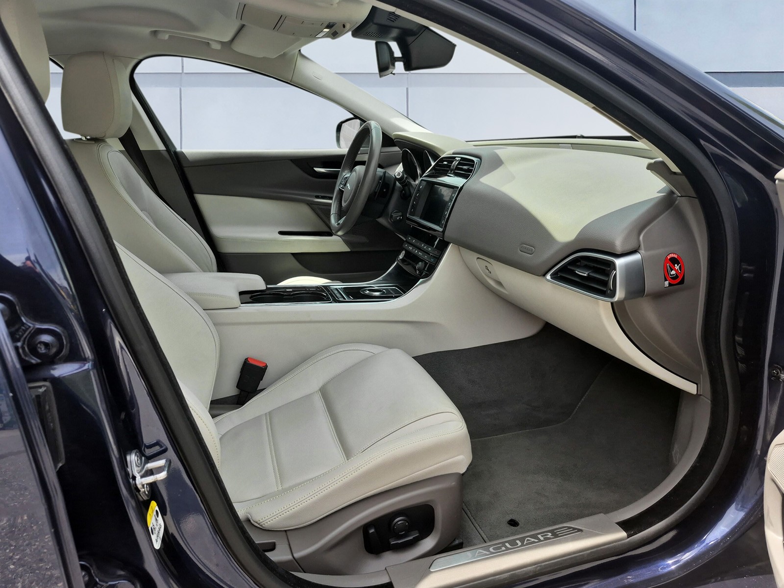 JAGUAR XE 2.0 D 180 Prestige AWD-image-12
