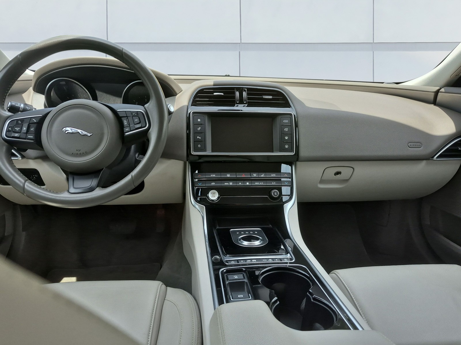 JAGUAR XE 2.0 D 180 Prestige AWD-image-11