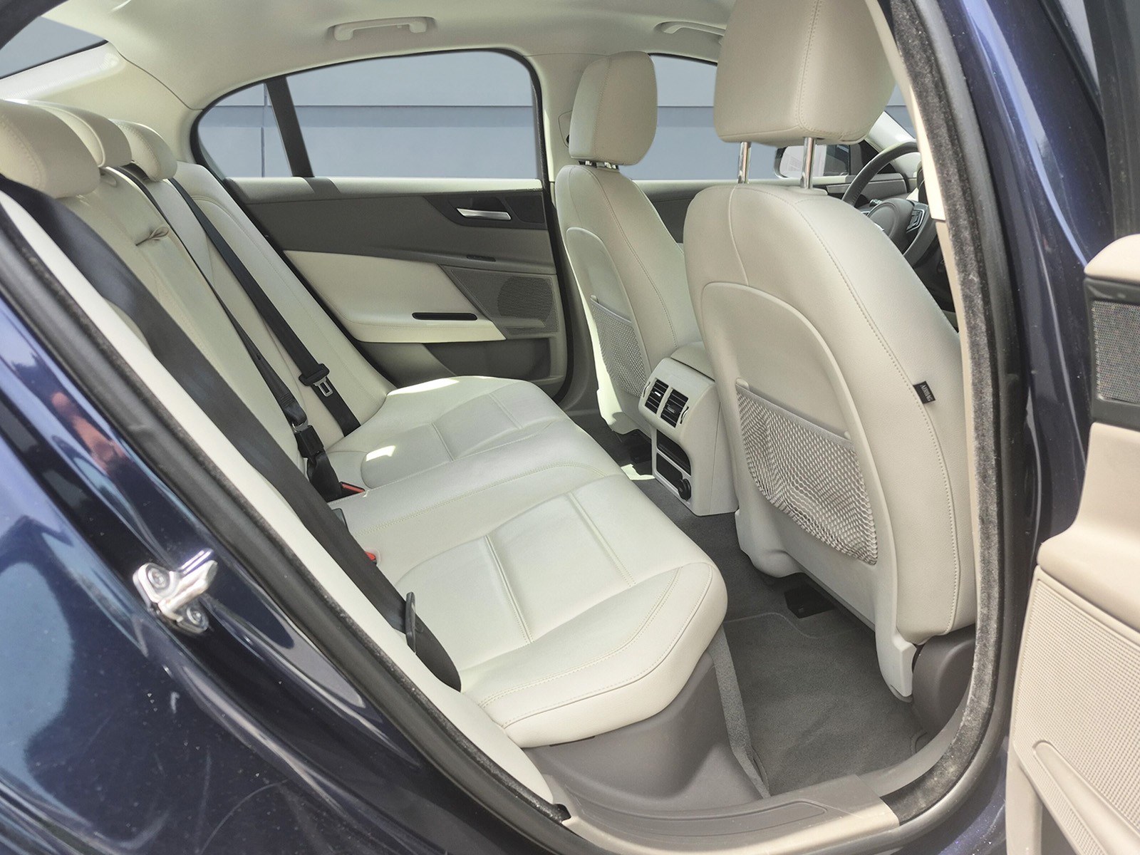 JAGUAR XE 2.0 D 180 Prestige AWD-image-13