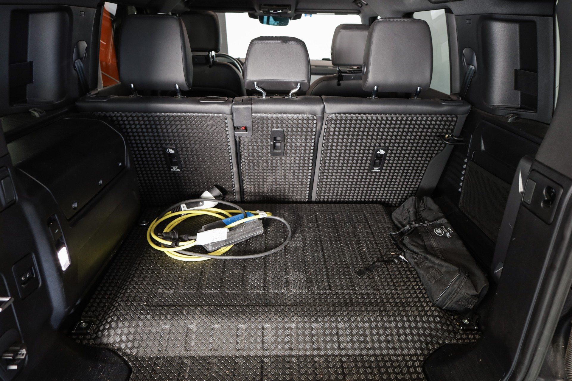 LAND ROVER Defender 110 P400e Si4 PHEV X AT8-image-14