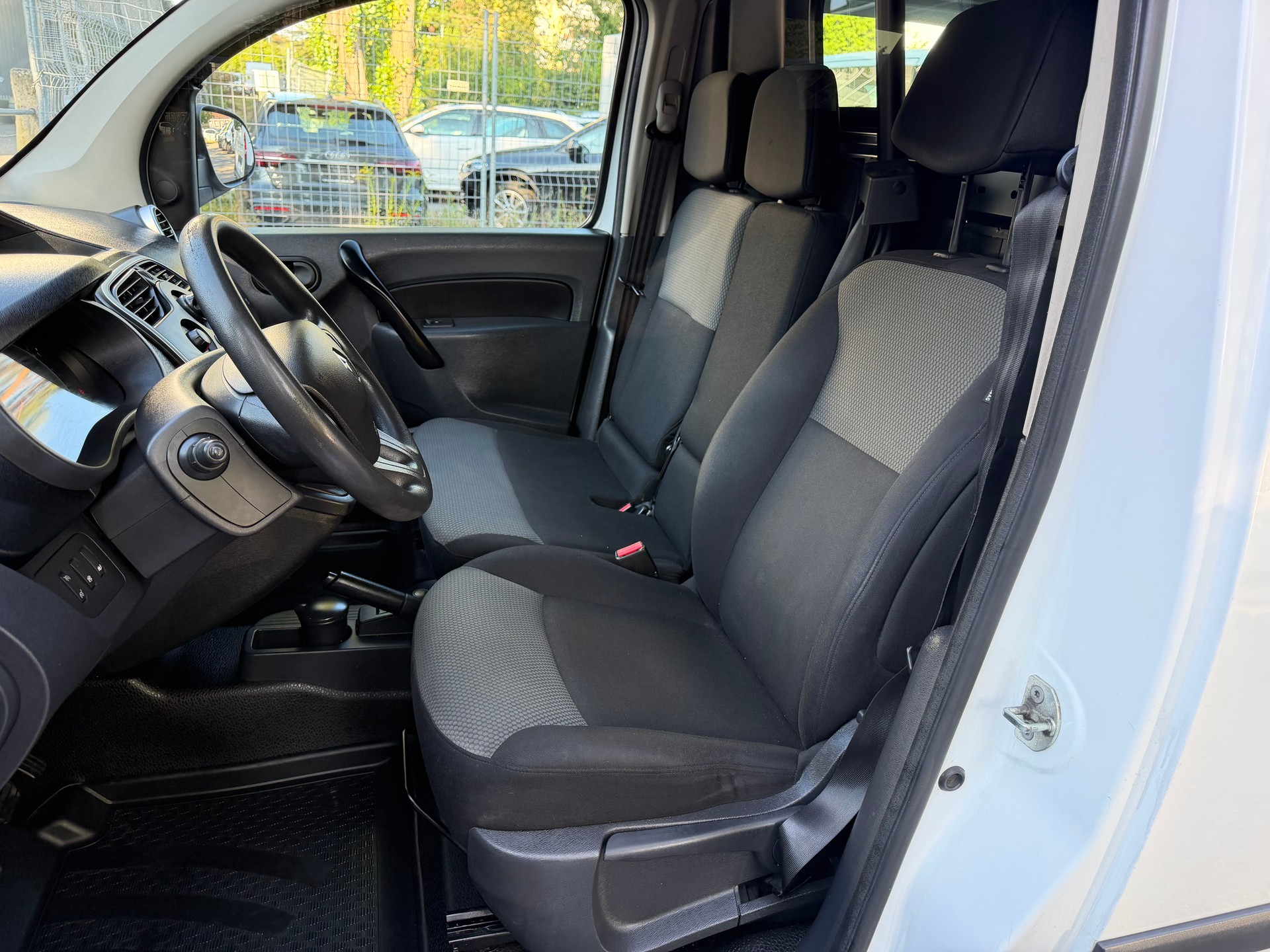 RENAULT Kangoo Medium dCi 90 ENERGY Business ** 3-Plätzer * Klimaanlage ** Tempomat ** PDC Hinten ** Frisch Ab MFK-image-3
