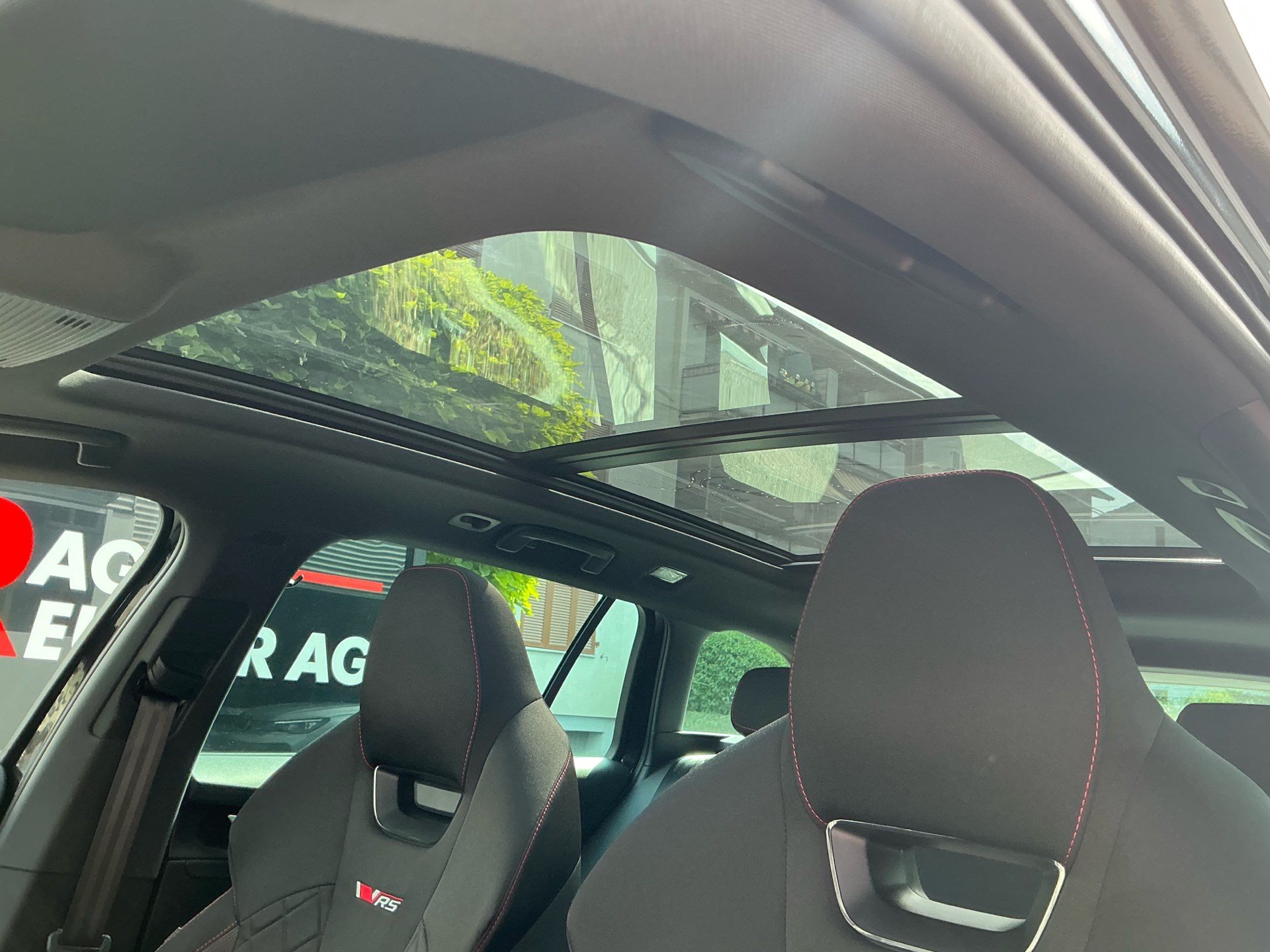 SKODA Octavia Combi 2.0 TSI 265 PS RS ***PANORAMASCHIEBEDACH, ANHÄNGERKUPPLUNG & STANDHEIZUNG***-image-8