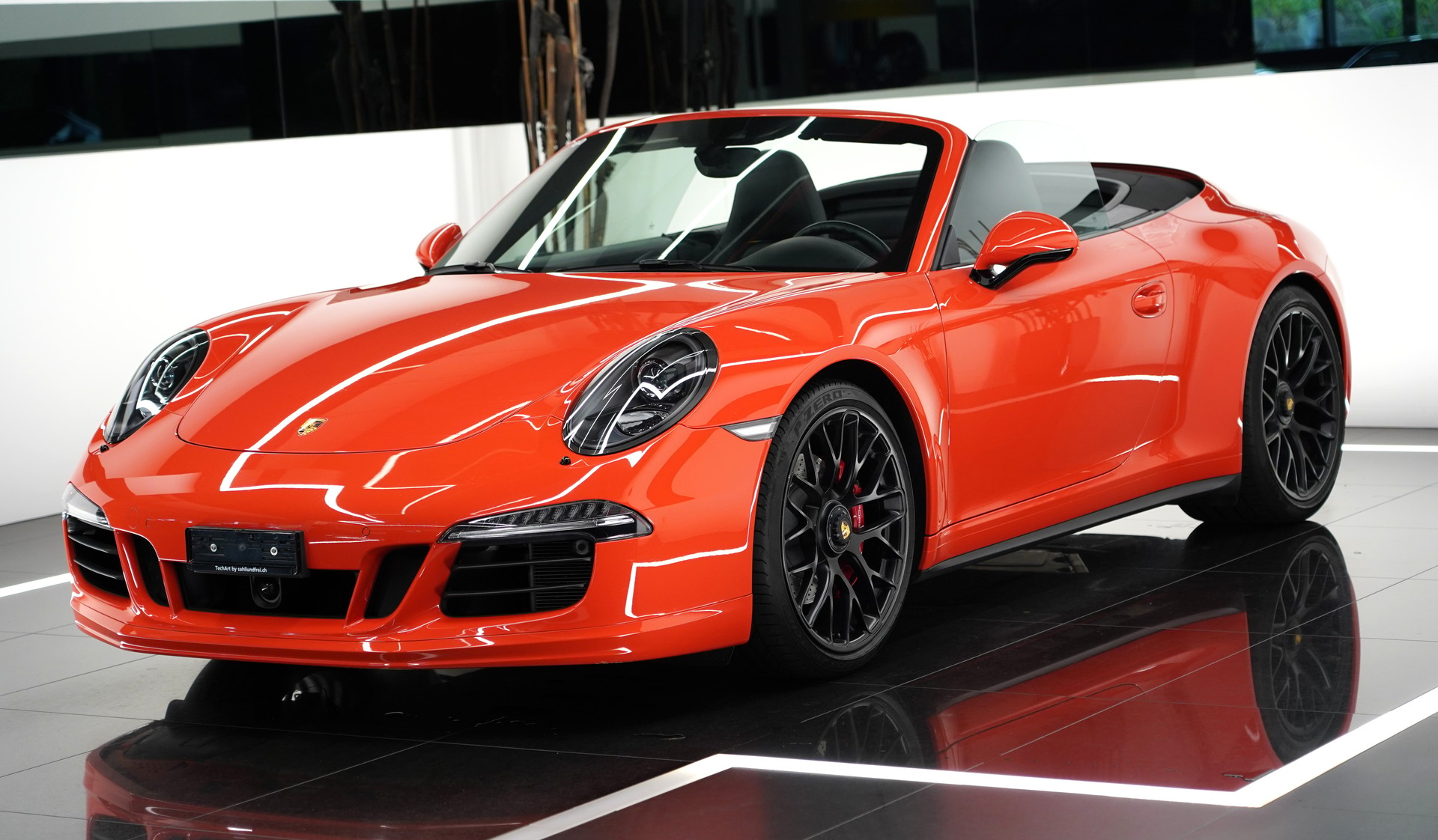 PORSCHE 911 Carrera 4 GTS Cabrio-showroom-element-1