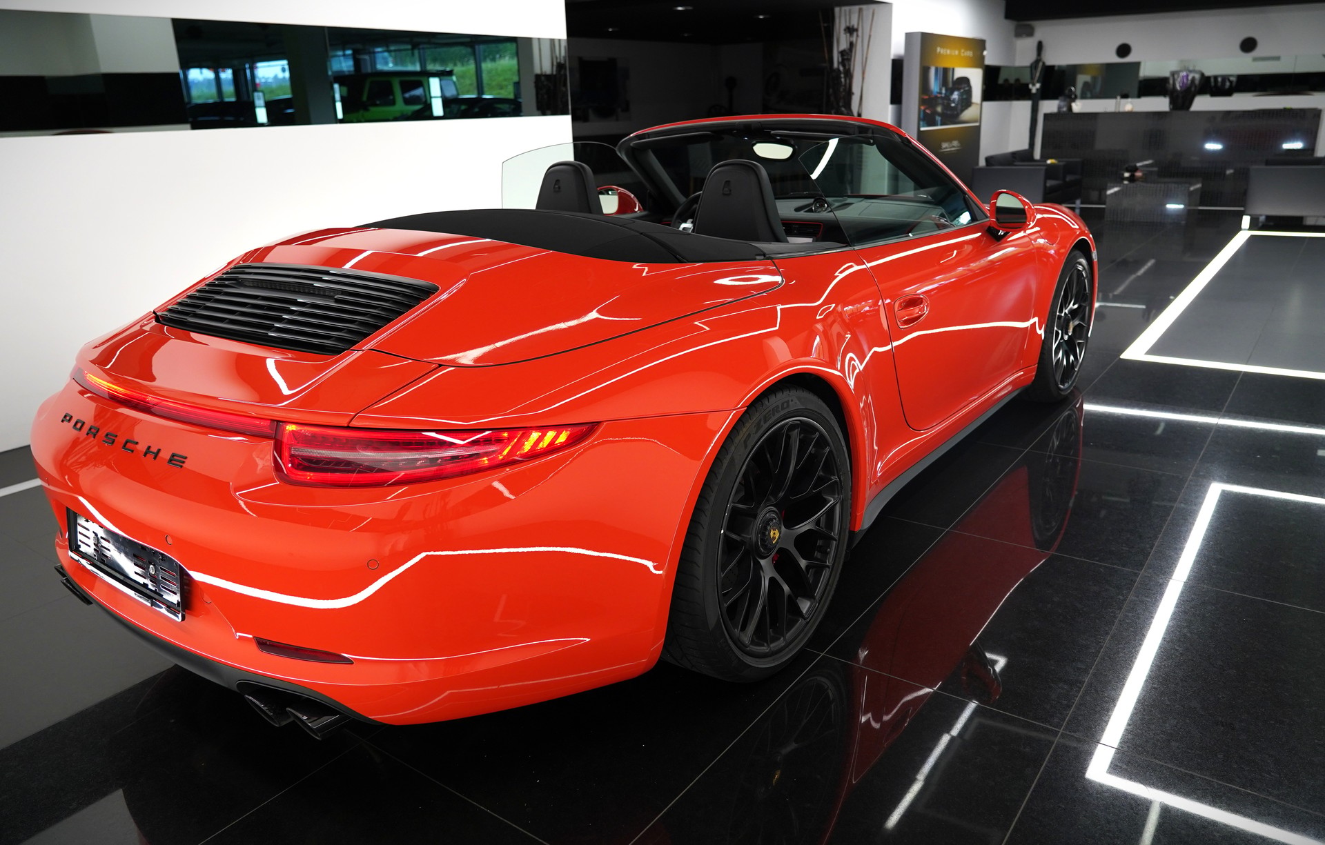 PORSCHE 911 Carrera 4 GTS Cabrio-image-5