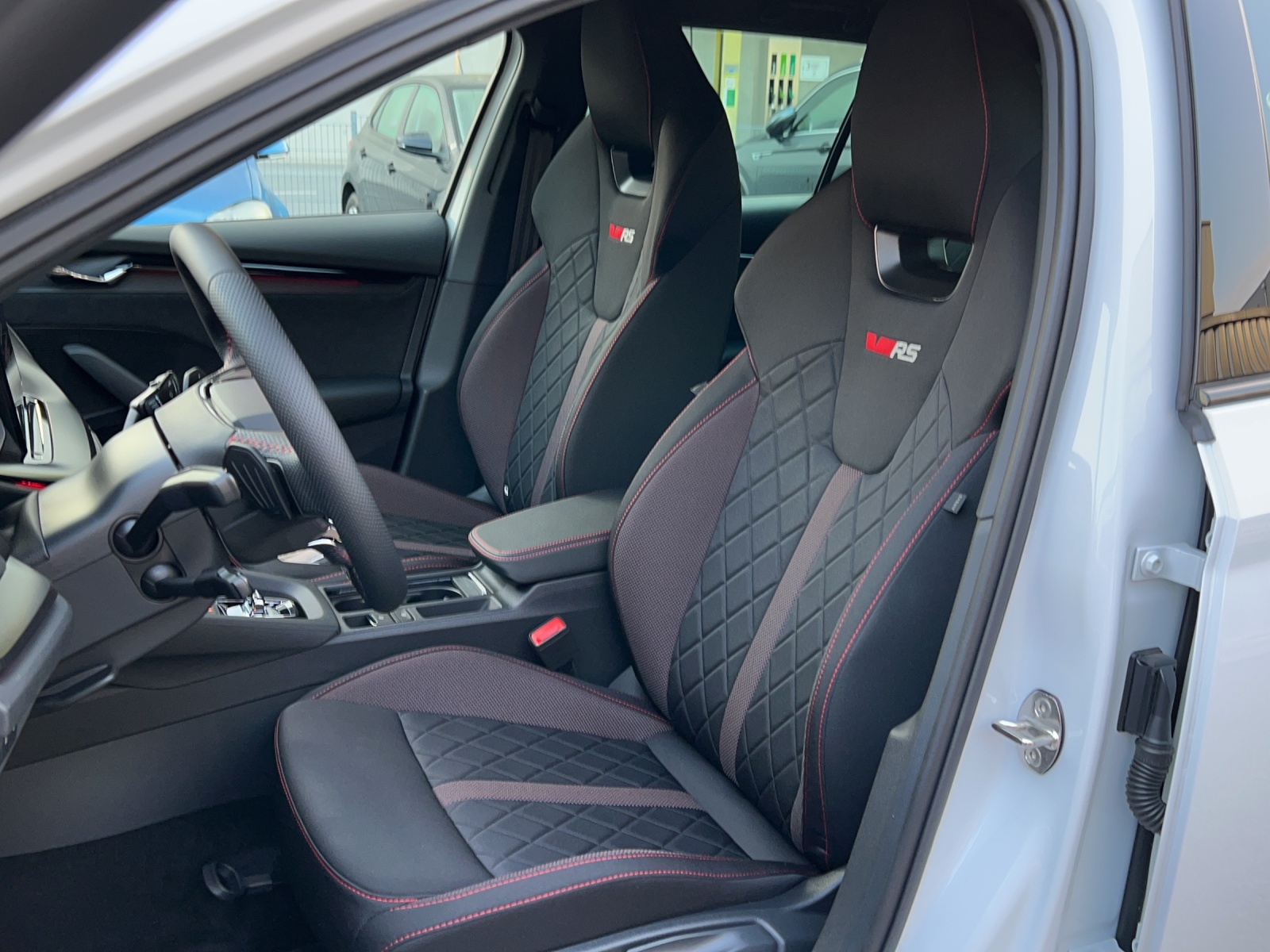 SKODA Octavia Combi 2.0 TDI RS 4x4 DSG-image-11