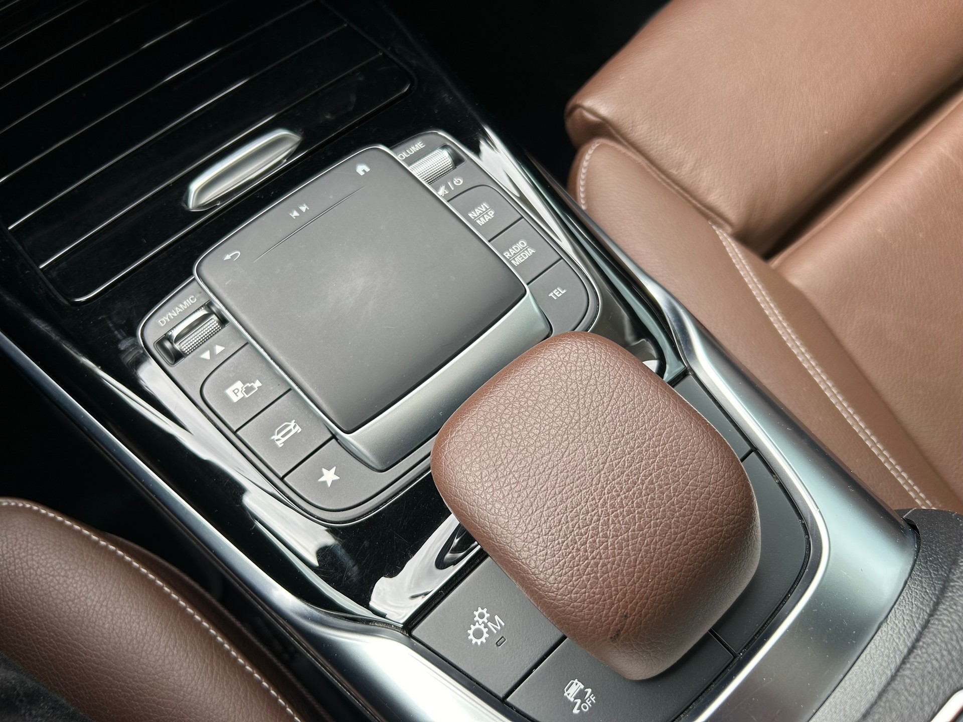 MERCEDES-BENZ A 35 AMG 4Matic Speedshift-image-14