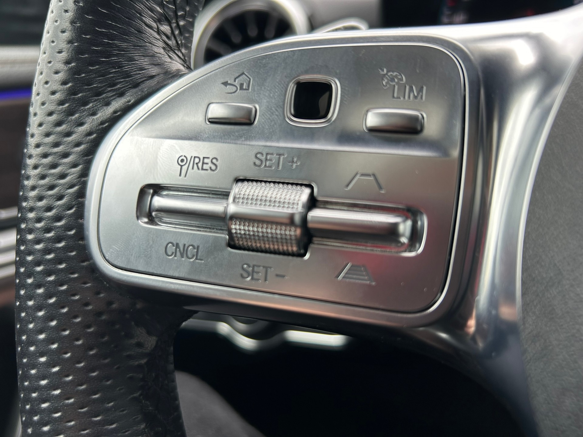 MERCEDES-BENZ A 35 AMG 4Matic Speedshift-image-13
