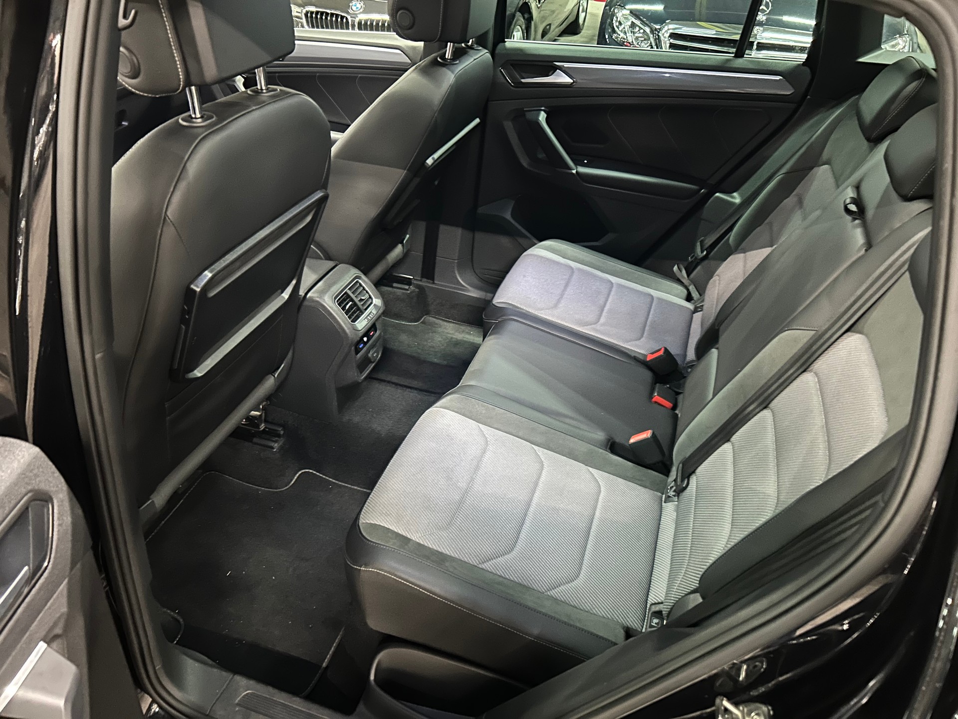 VW Tiguan 2.0TSI R-LINE 4Motion DSG-image-11