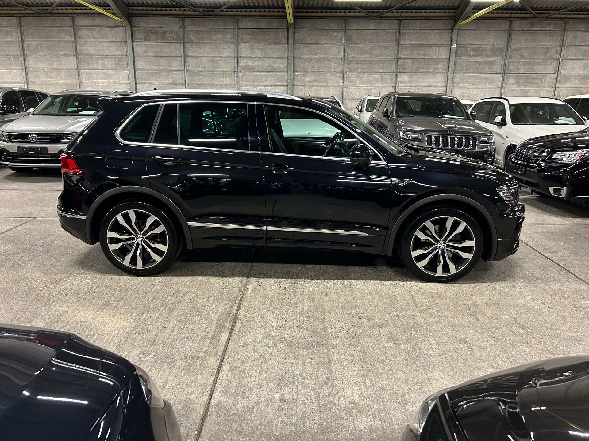 VW Tiguan 2.0TSI R-LINE 4Motion DSG-showroom-element-2