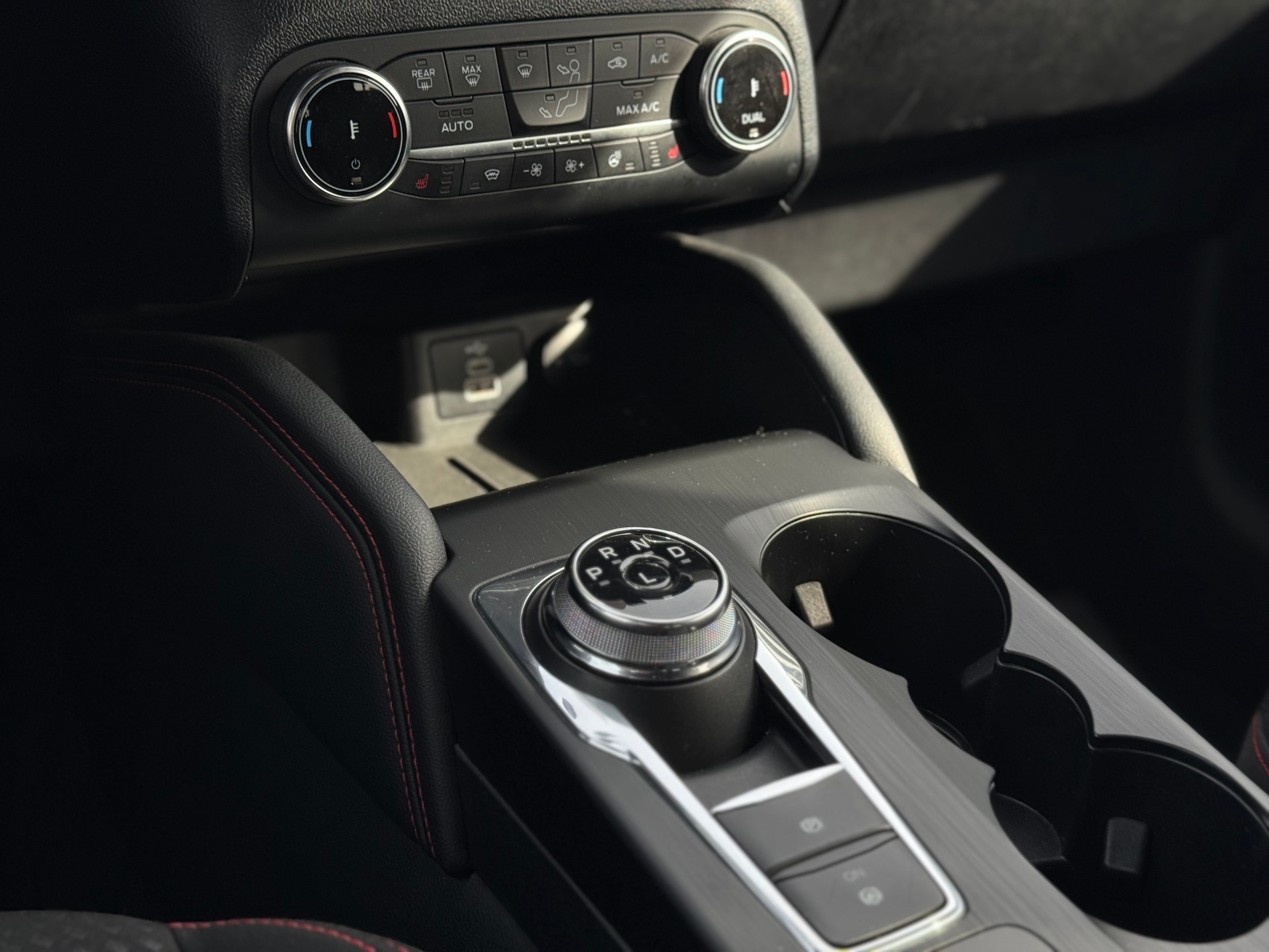 FORD Kuga 2.5 PHEV ST-Line 2WD-image-12