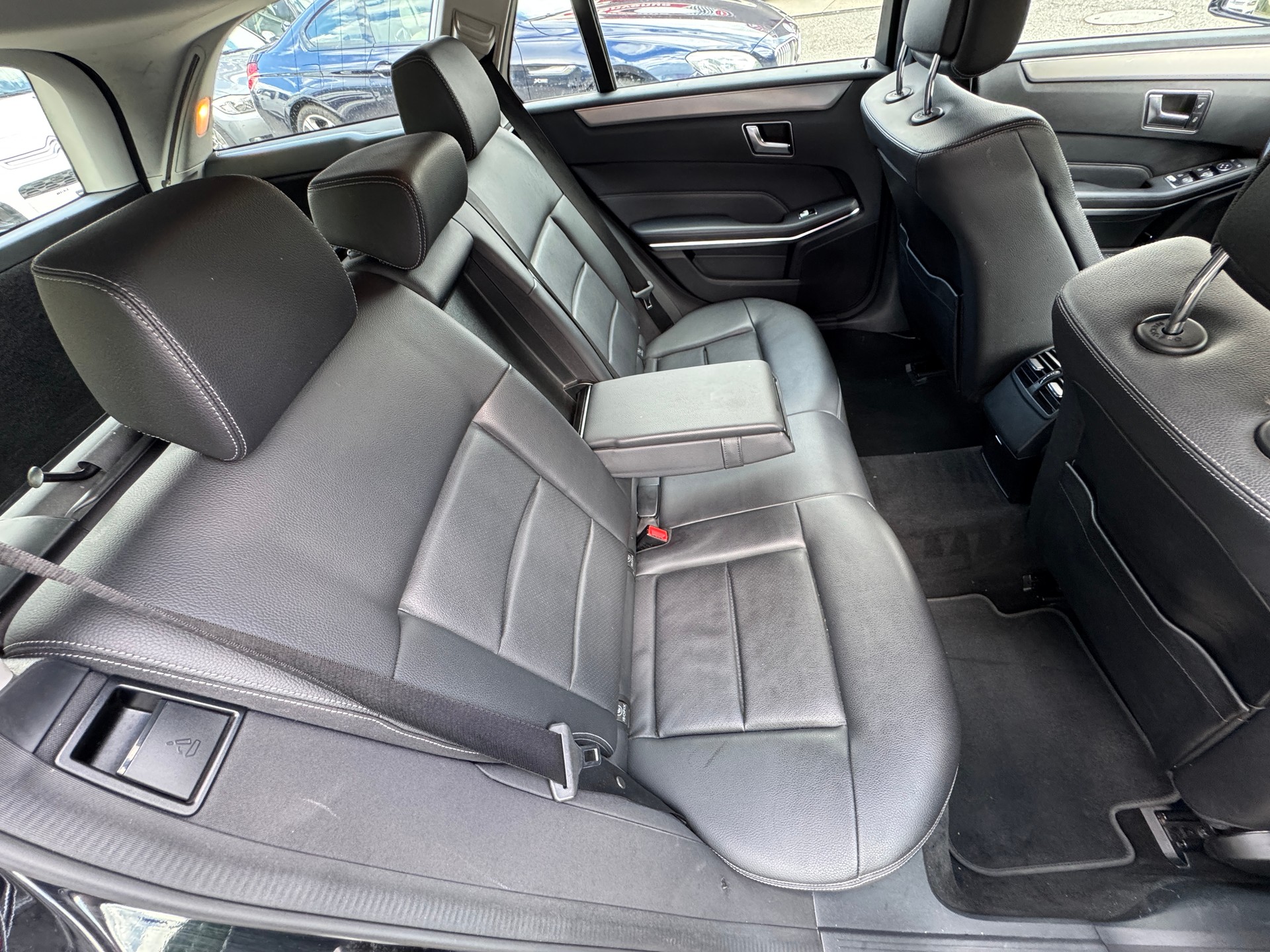 MERCEDES-BENZ E 220 BlueTEC-image-8