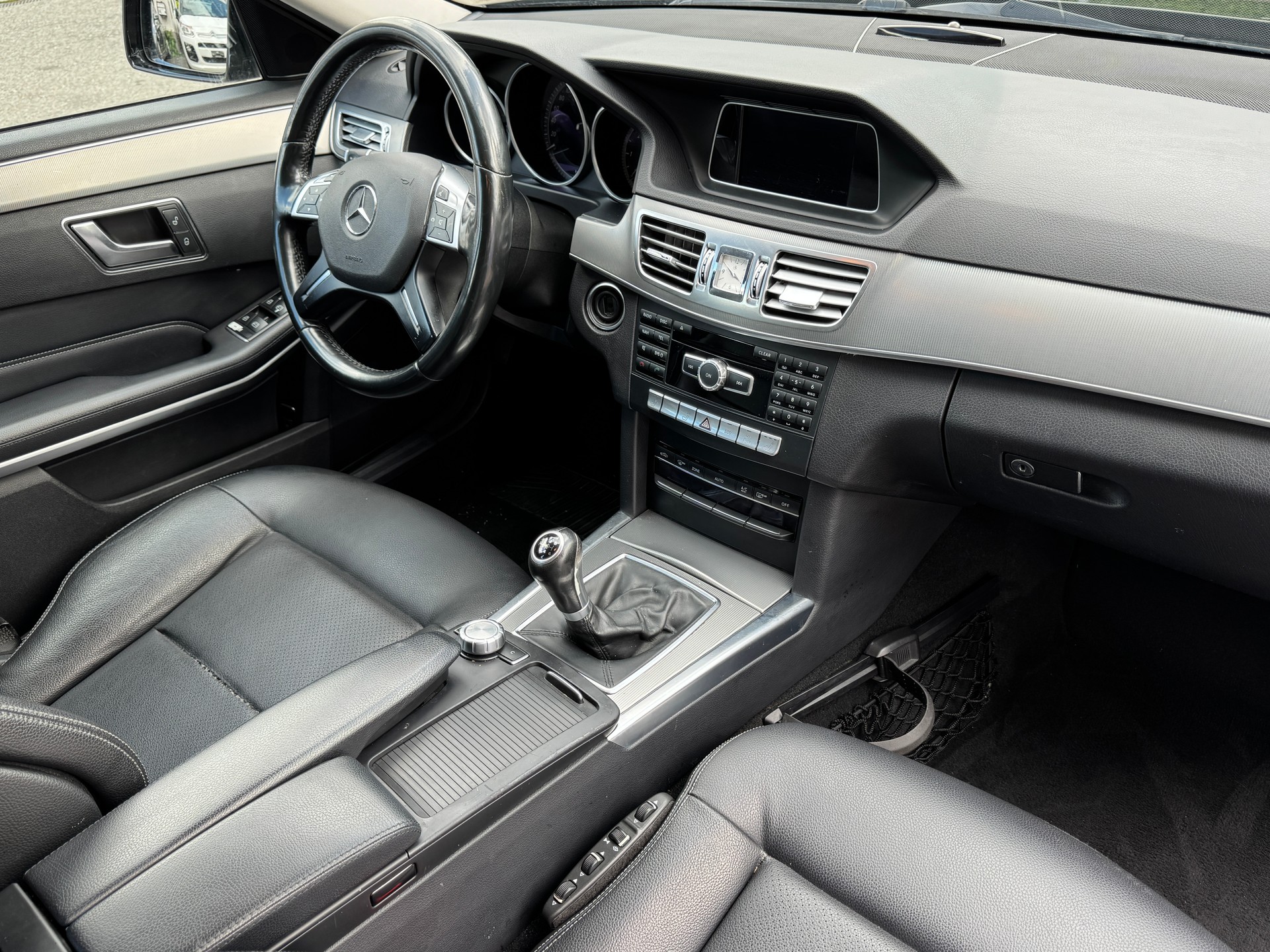 MERCEDES-BENZ E 220 BlueTEC-image-11