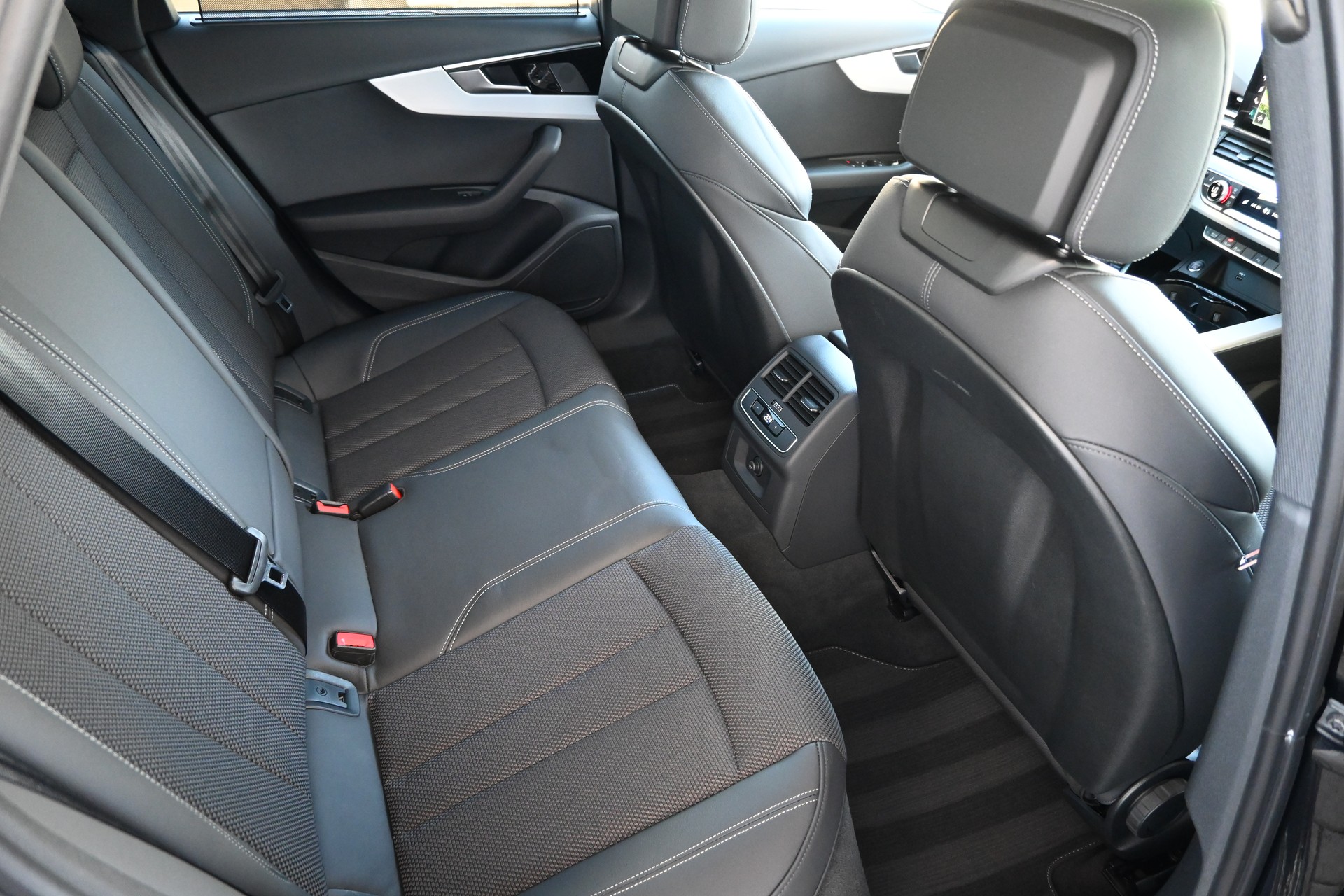 AUDI A4 Avant 40 TFSI S line S-tronic quattro + AHK 1700kg-image-17