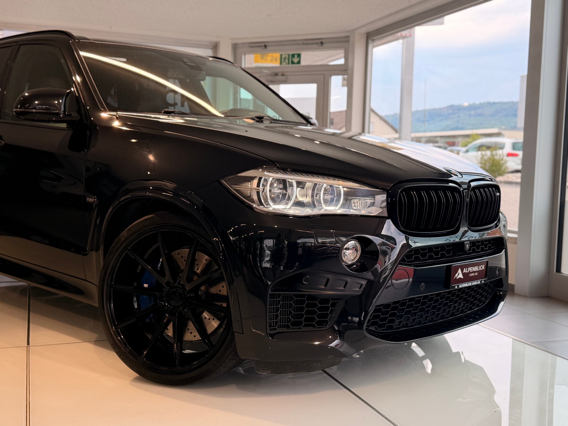BMW X5M Steptronic-showroom-element-1