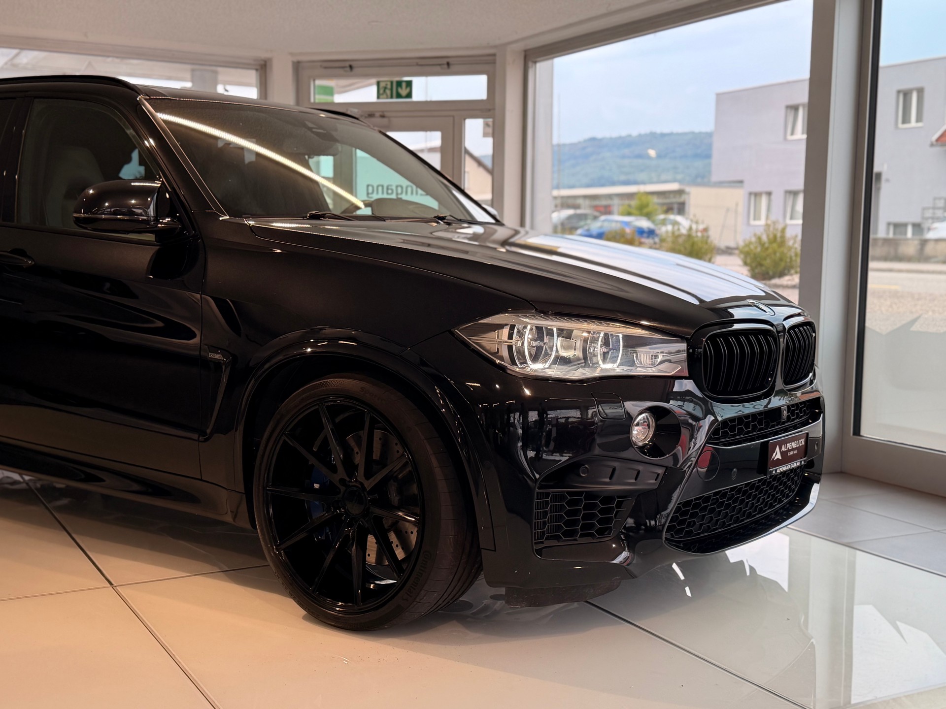 BMW X5M Steptronic-showroom-element-3