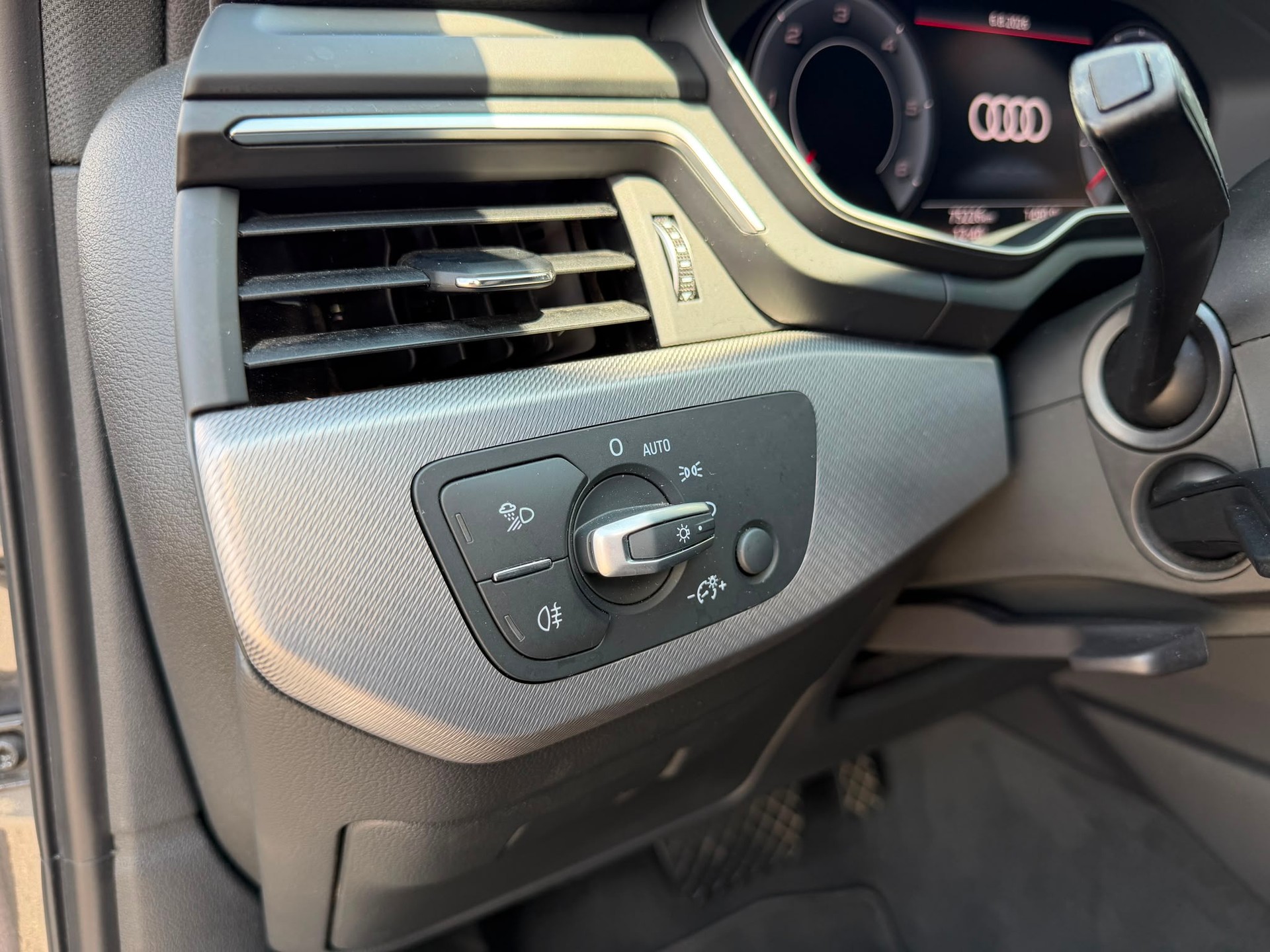 AUDI A4 Avant 40 TDI S line quattro S-tronic-image-13