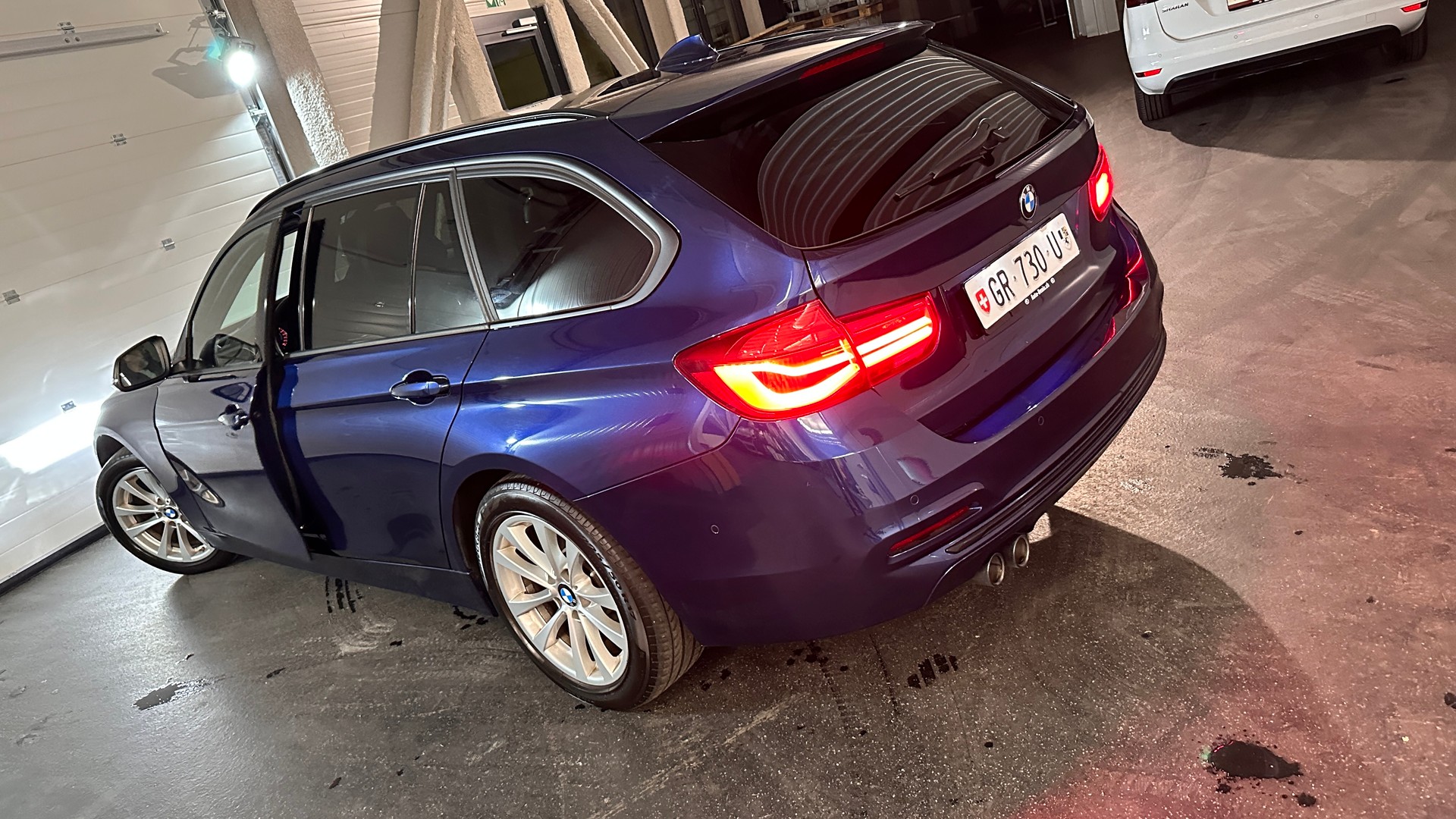 BMW 320d xDrive Sport Line-image-1