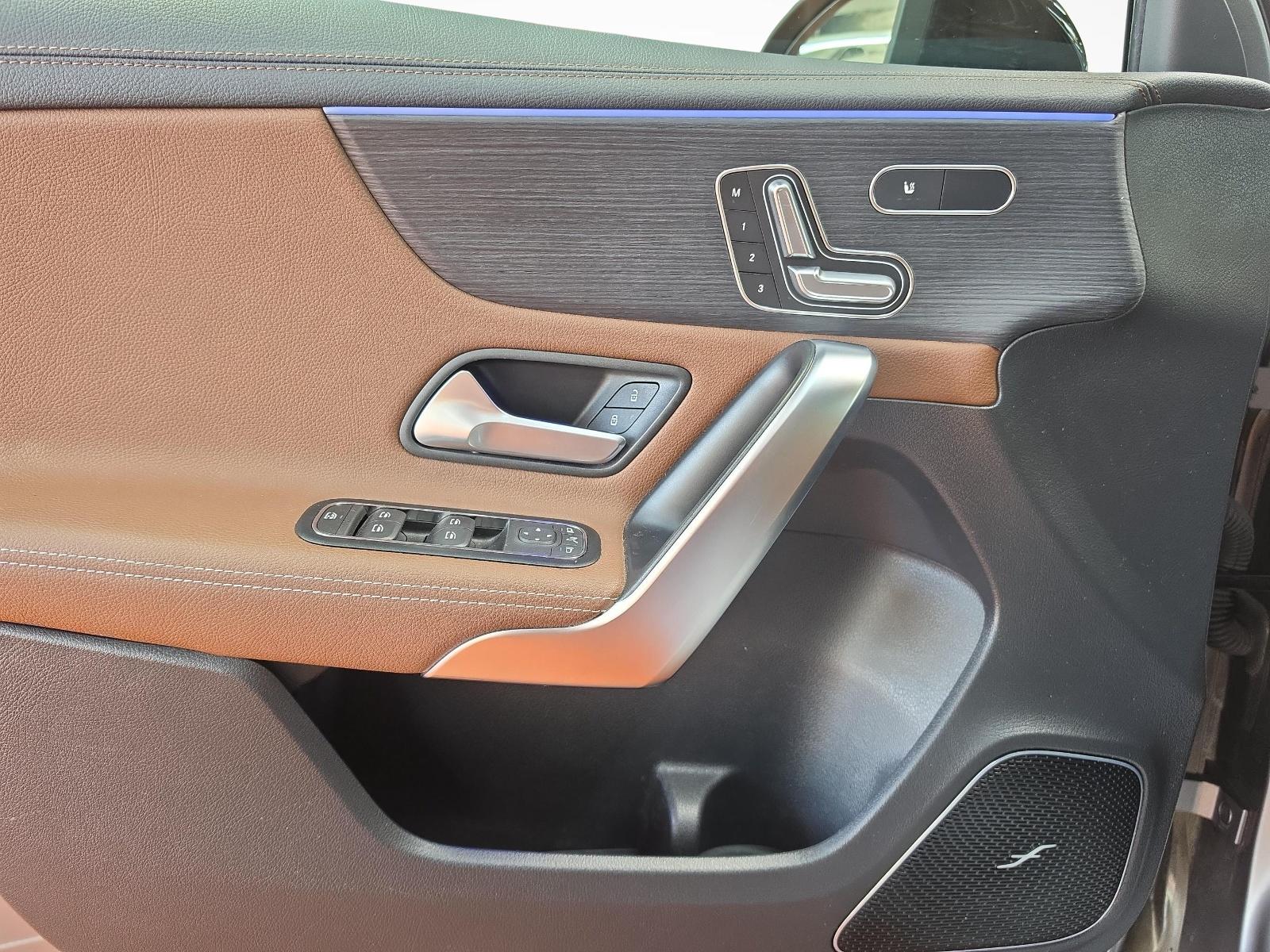 MERCEDES-BENZ A 220 4MATIC AMG Line-image-8
