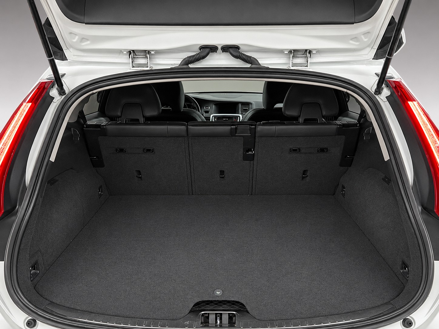 VOLVO V60 D6 AWD Plug-in Hybrid Summum Geartronic-image-10