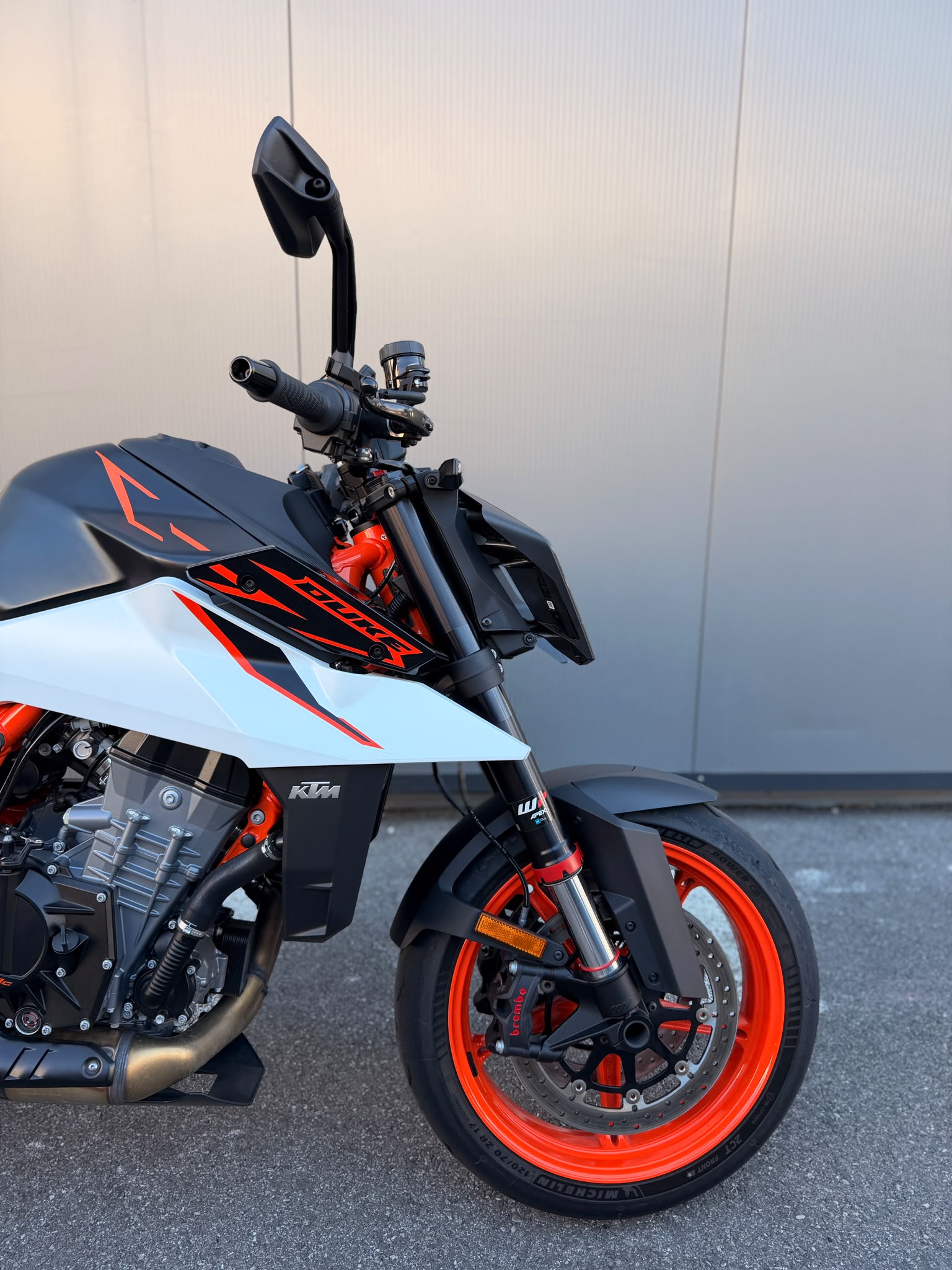 KTM 990 Duke R-showroom-element-1
