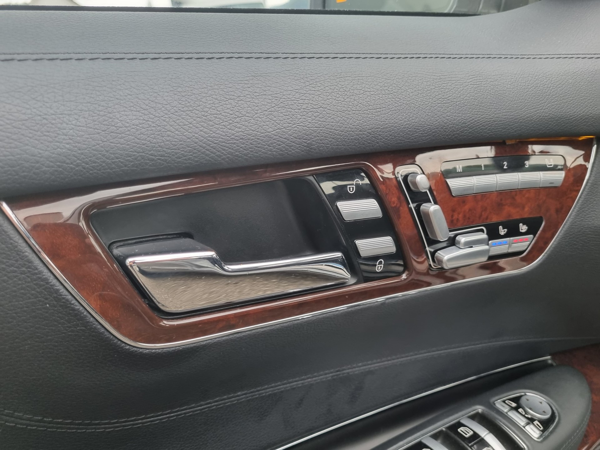 MERCEDES-BENZ CL 550 4Matic 7G-Tronic-image-19