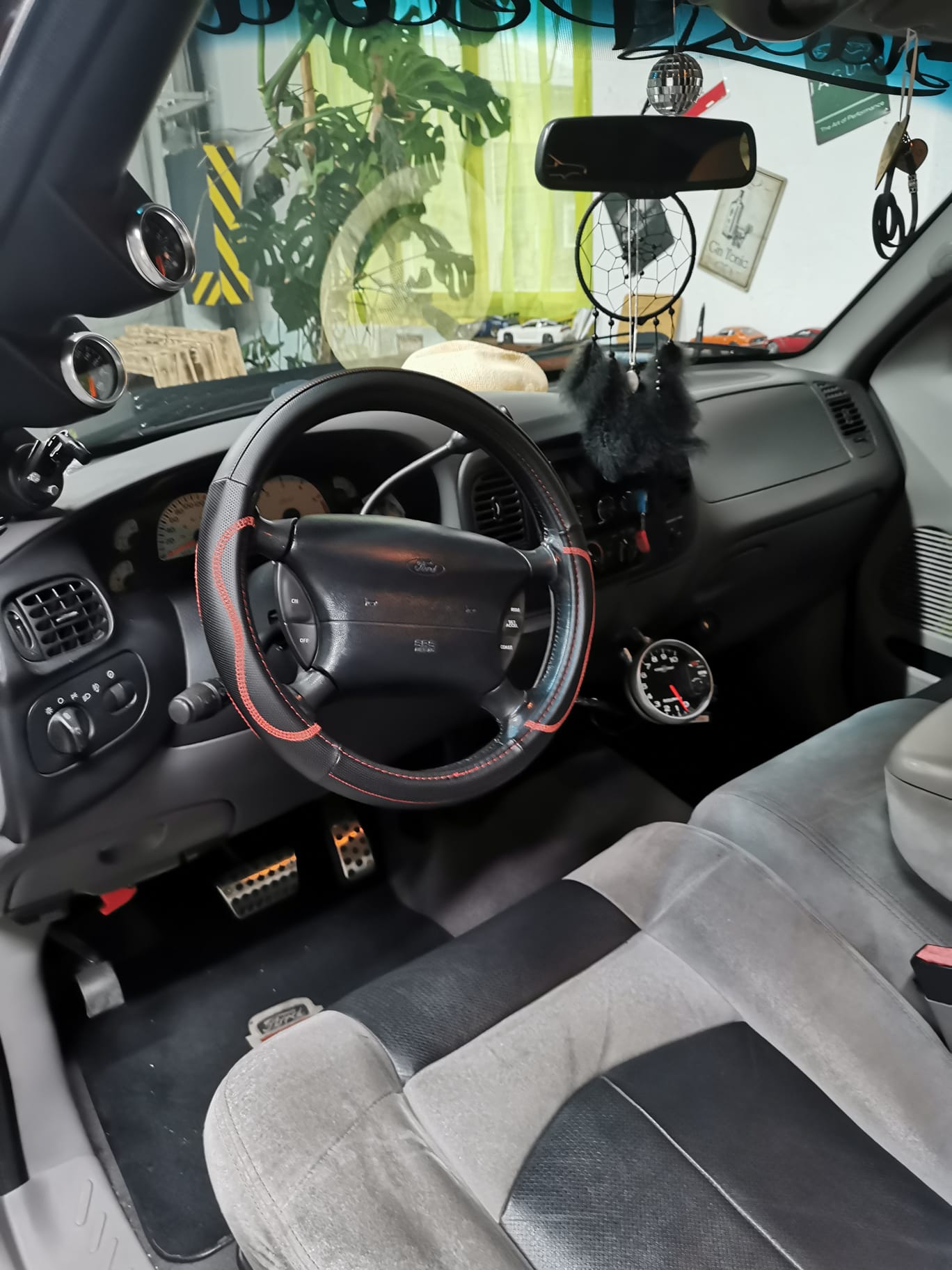 FORD F-150 Lightning SVT-image-4
