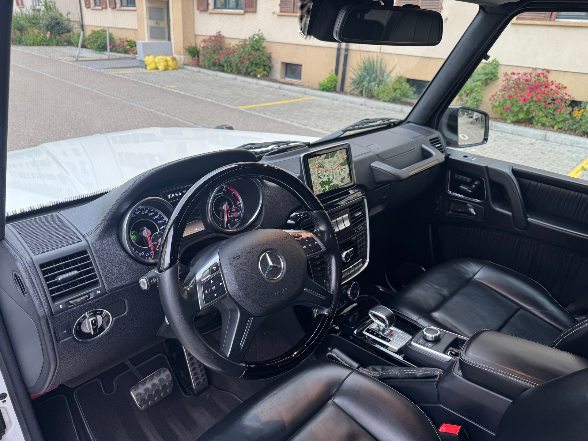 MERCEDES-BENZ G 63 AMG Automatic-image-9