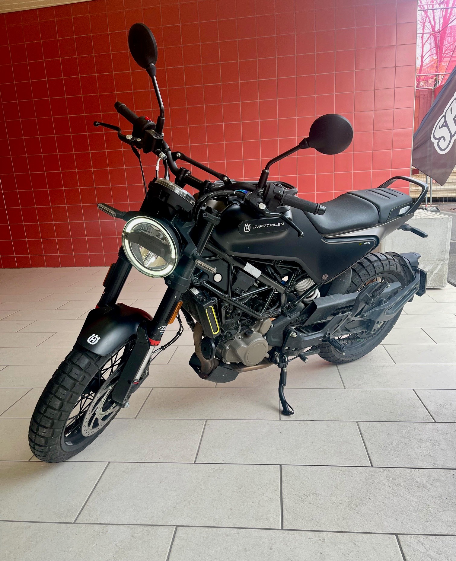 HUSQVARNA Svartpilen 125-image-0