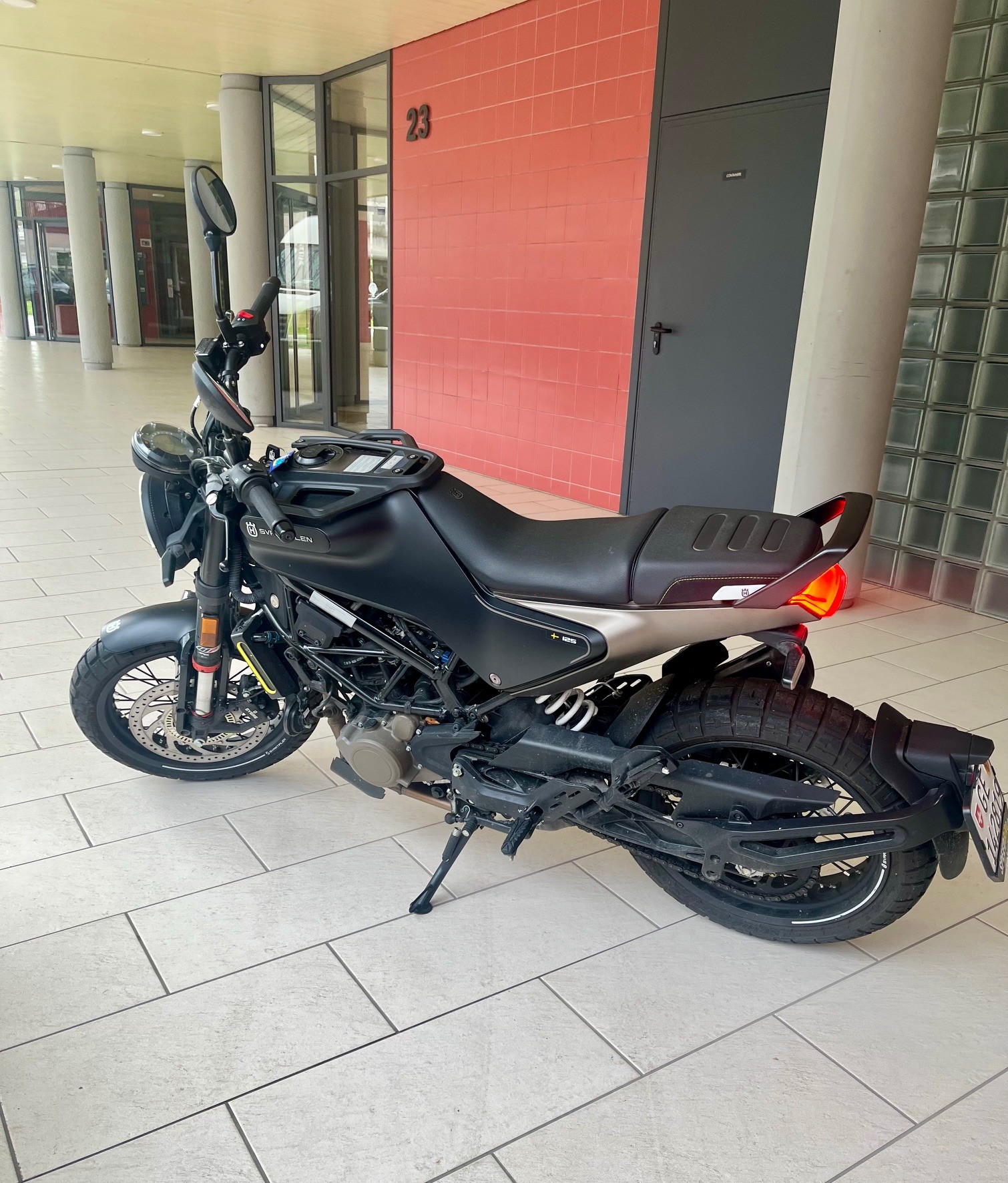 HUSQVARNA Svartpilen 125-image-1