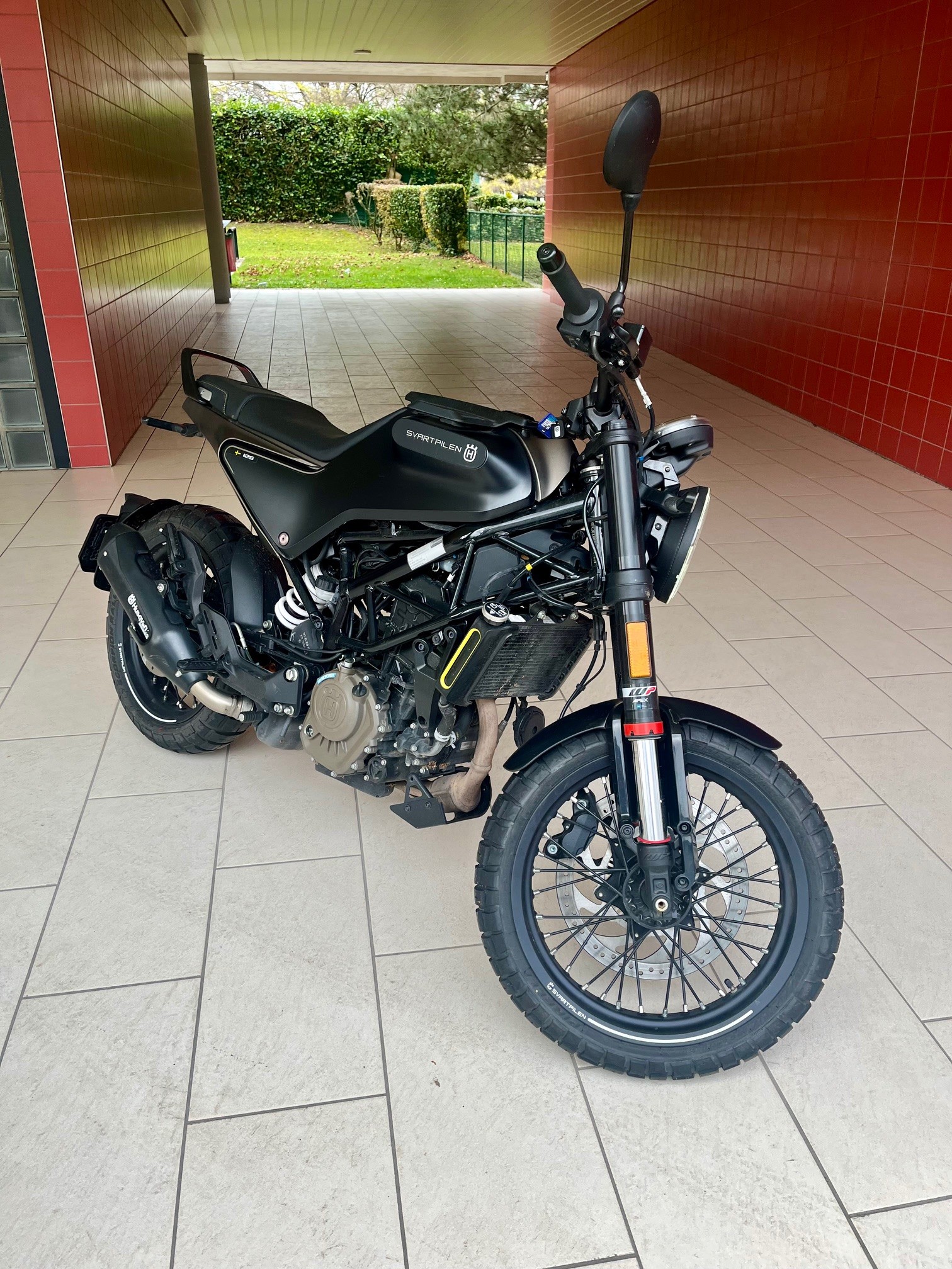 HUSQVARNA Svartpilen 125-image-2