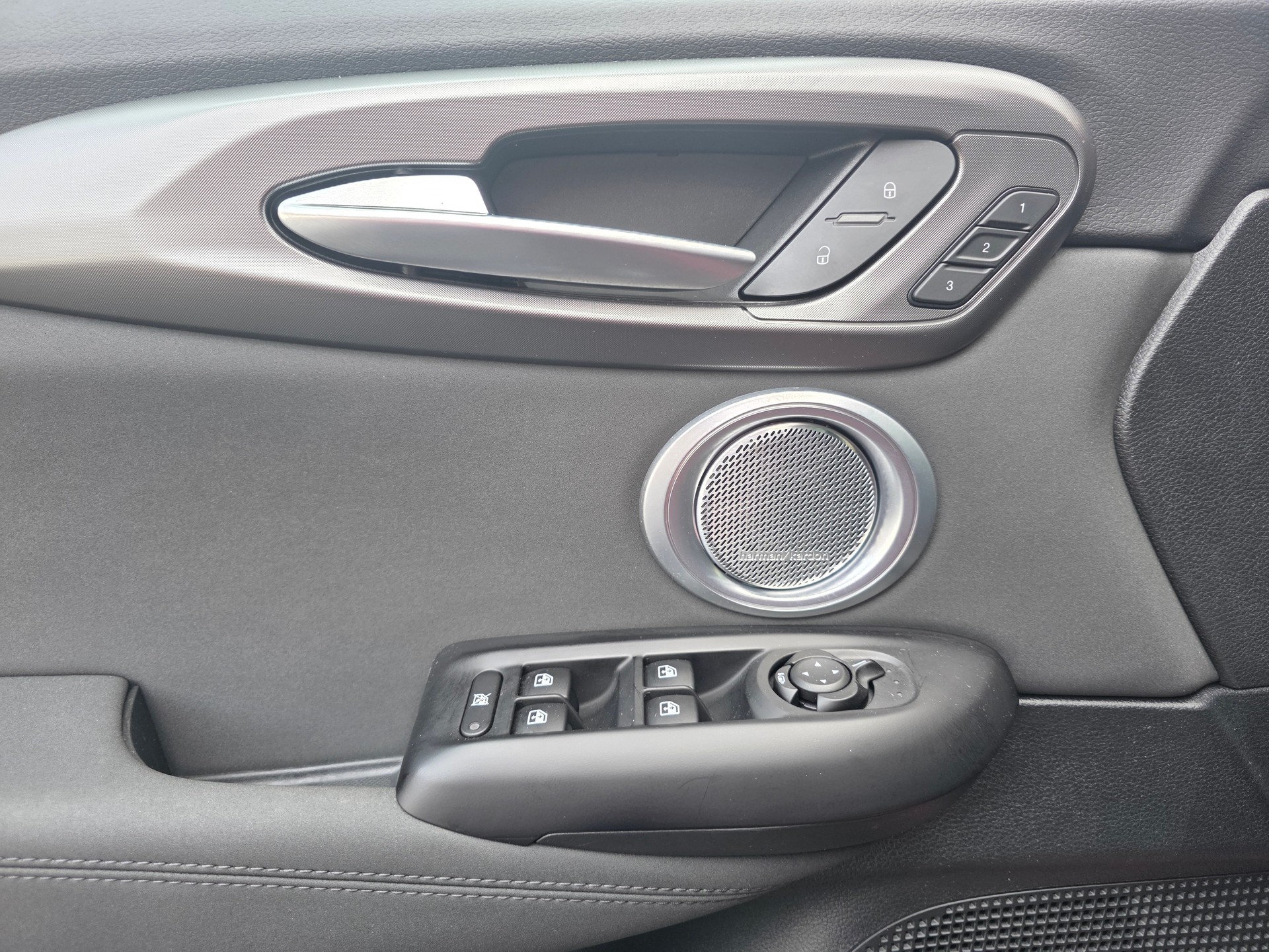 ALFA ROMEO Tonale 1.3 Plug-in-Hybrid Q4 Veloce-image-29