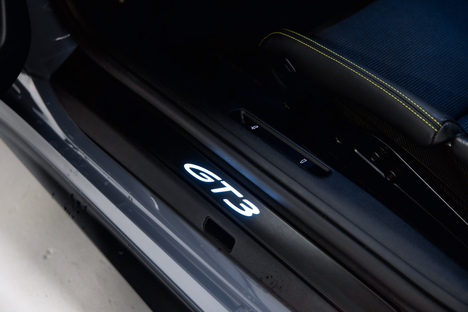 PORSCHE 911 GT3 Touring PDK 2+2 Jahre Garantie-image-19
