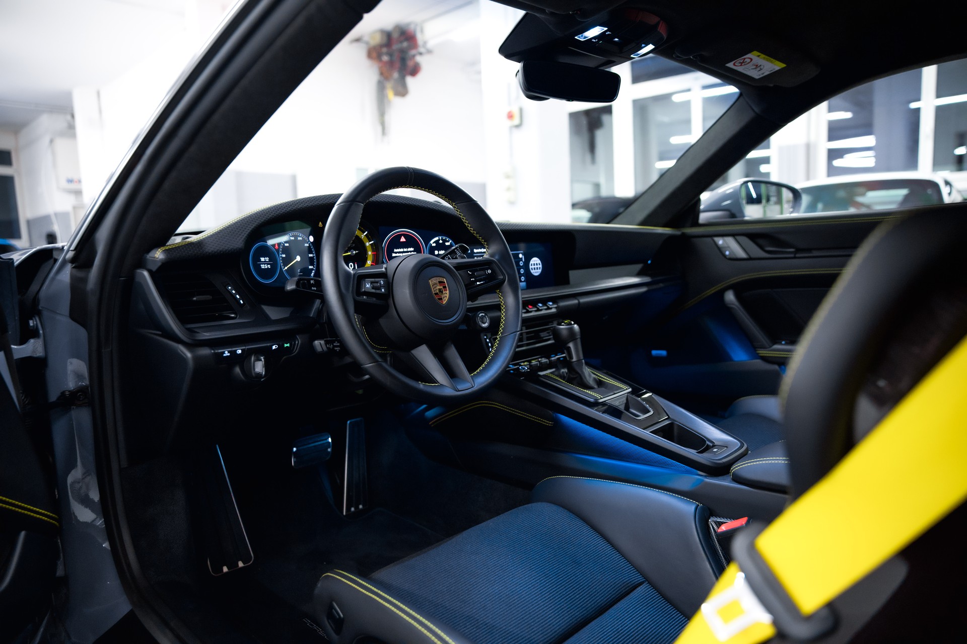 PORSCHE 911 GT3 Touring PDK 2+2 Jahre Garantie-image-16