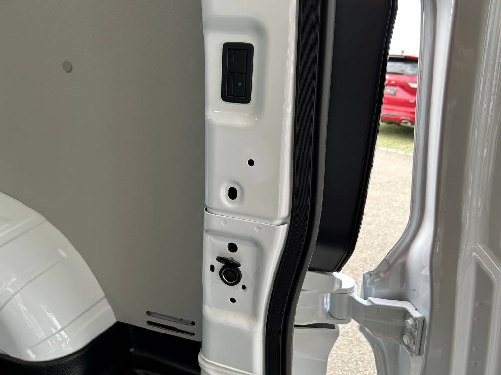 FORD Transit Custom Van 320 L1 2.5 Duratec 233 Trend PHEV-image-5